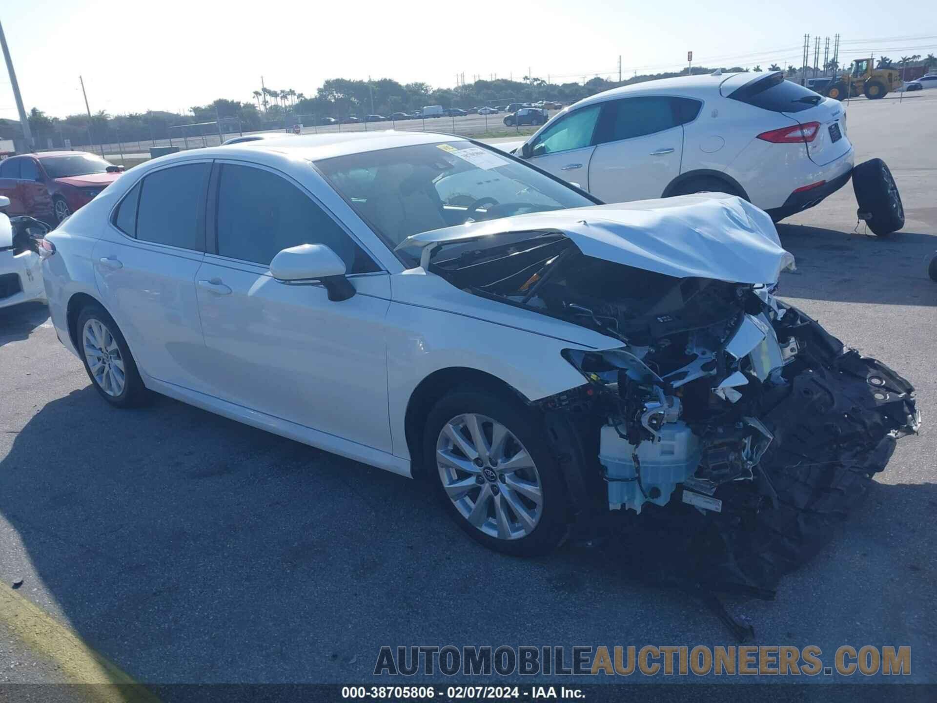 4T1B11HK6JU613537 TOYOTA CAMRY 2018