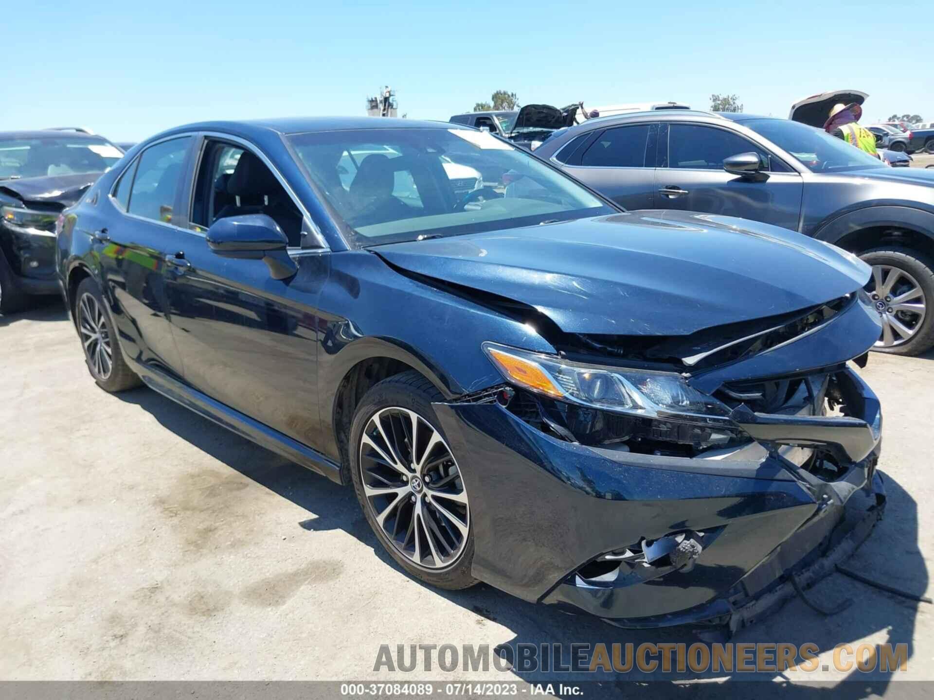 4T1B11HK6JU619533 TOYOTA CAMRY 2018