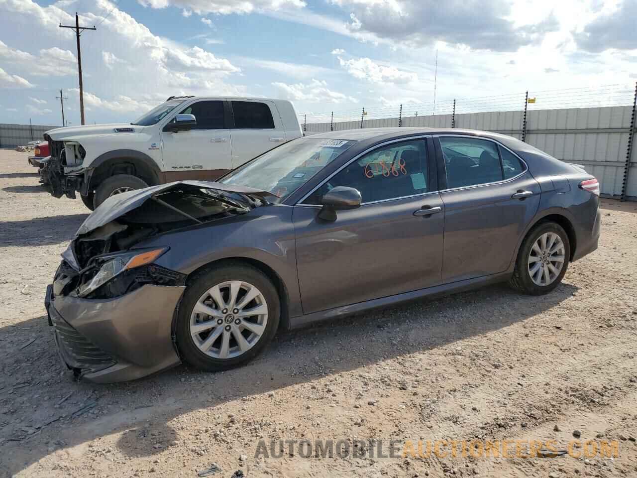 4T1B11HK6JU638132 TOYOTA CAMRY 2018