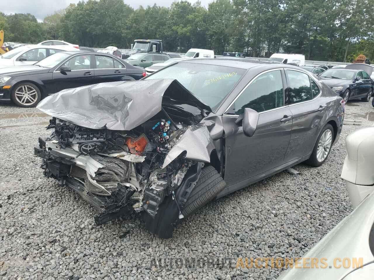 4T1B11HK7JU011083 TOYOTA CAMRY 2018