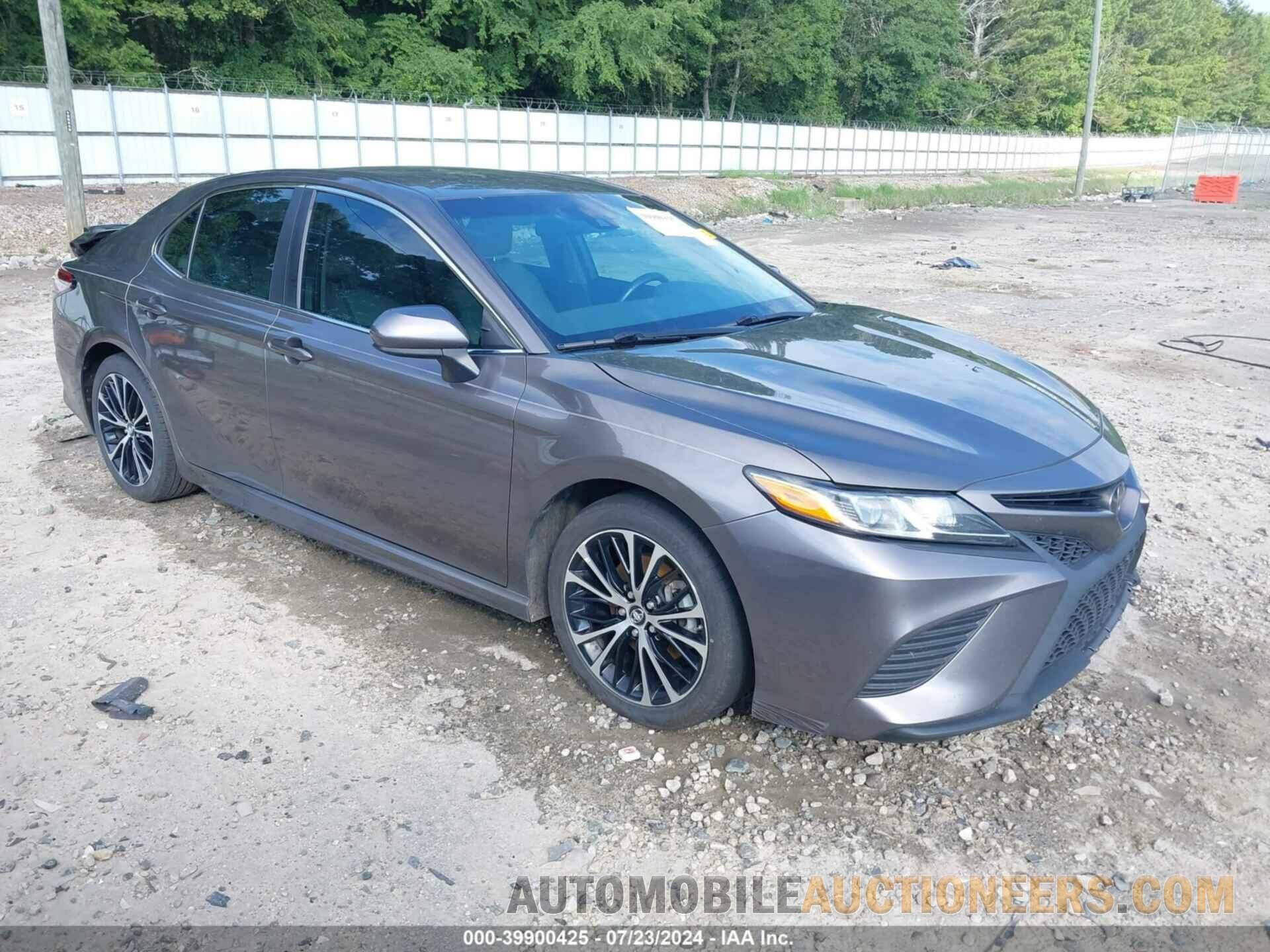 4T1B11HK7JU084261 TOYOTA CAMRY 2018