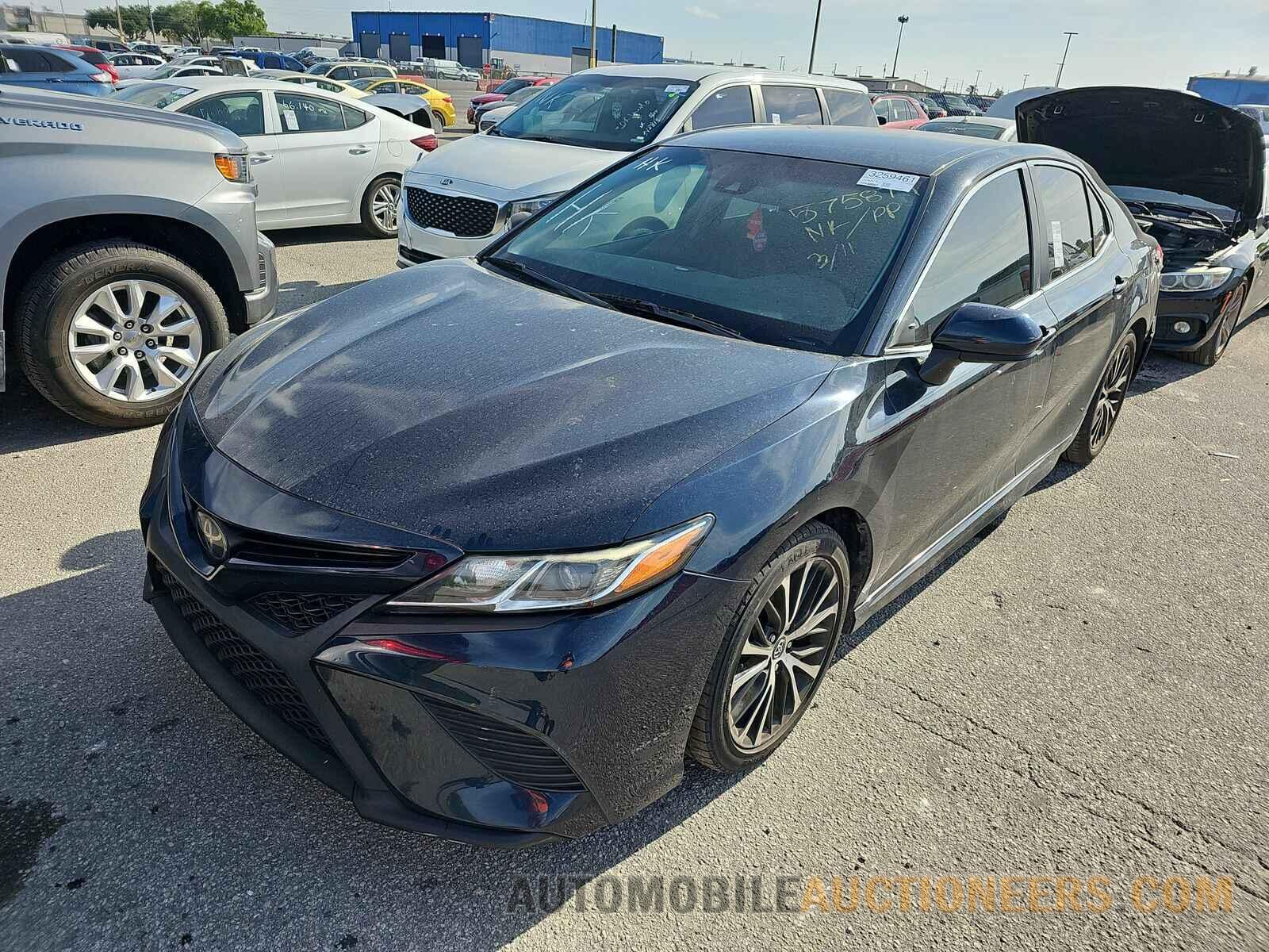 4T1B11HK7JU575879 Toyota Camry 2018