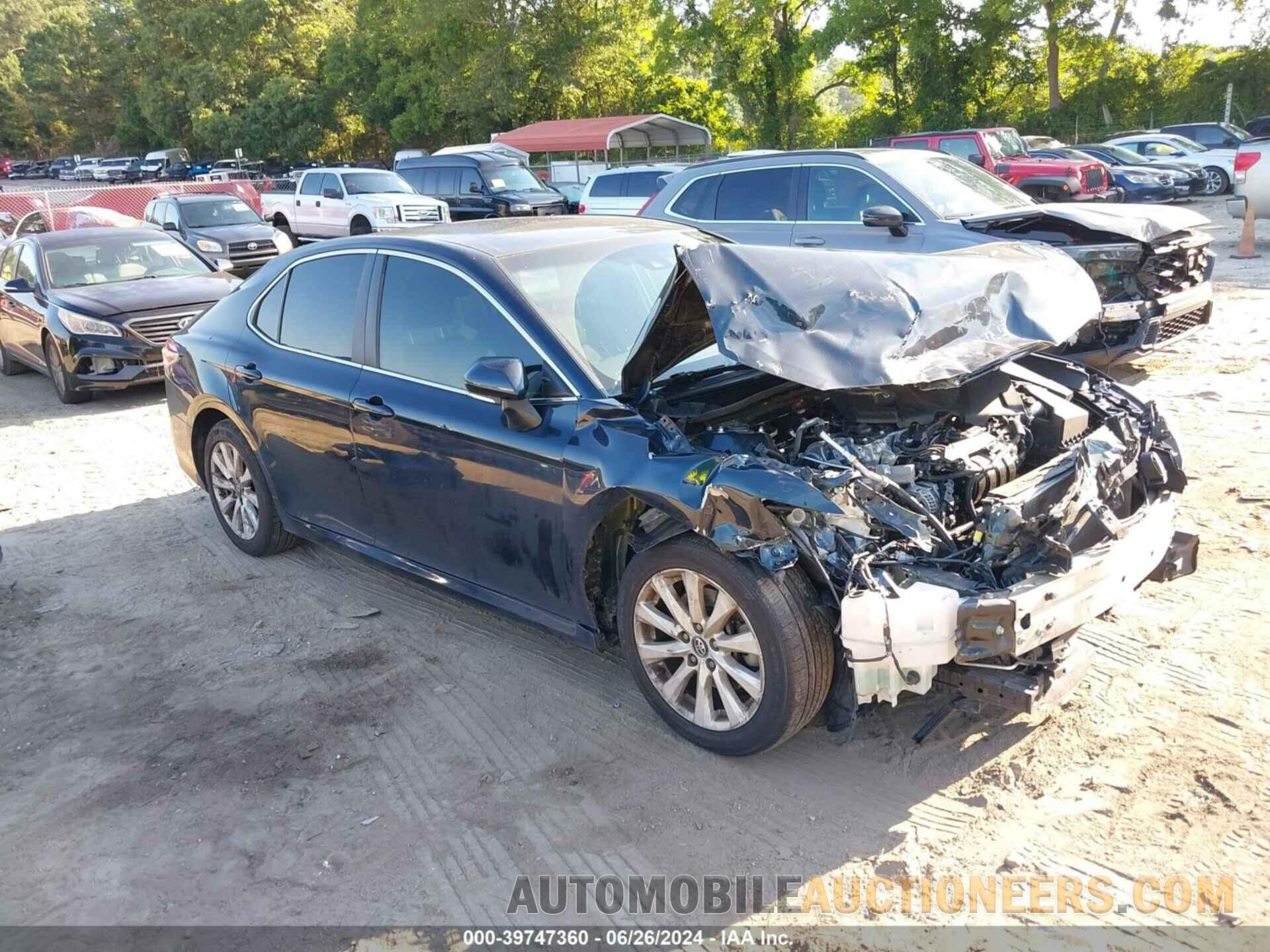 4T1B11HK7JU585215 TOYOTA CAMRY 2018