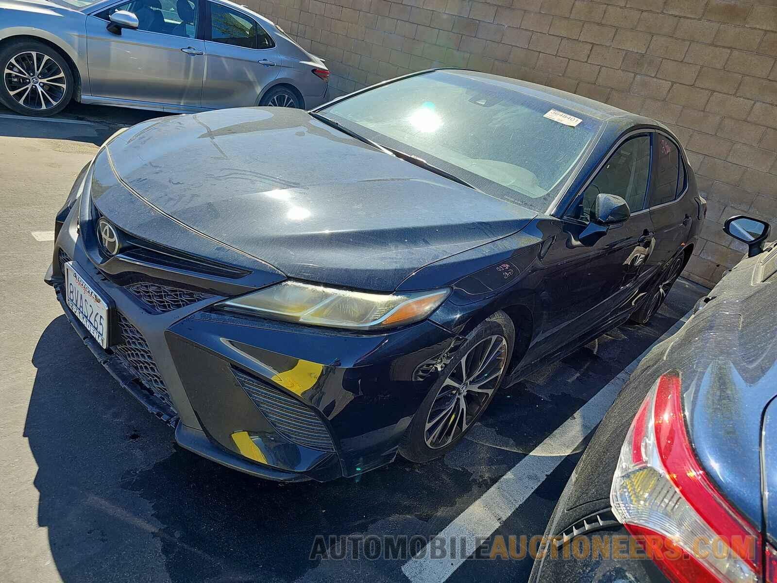 4T1B11HK7JU588597 Toyota Camry 2018