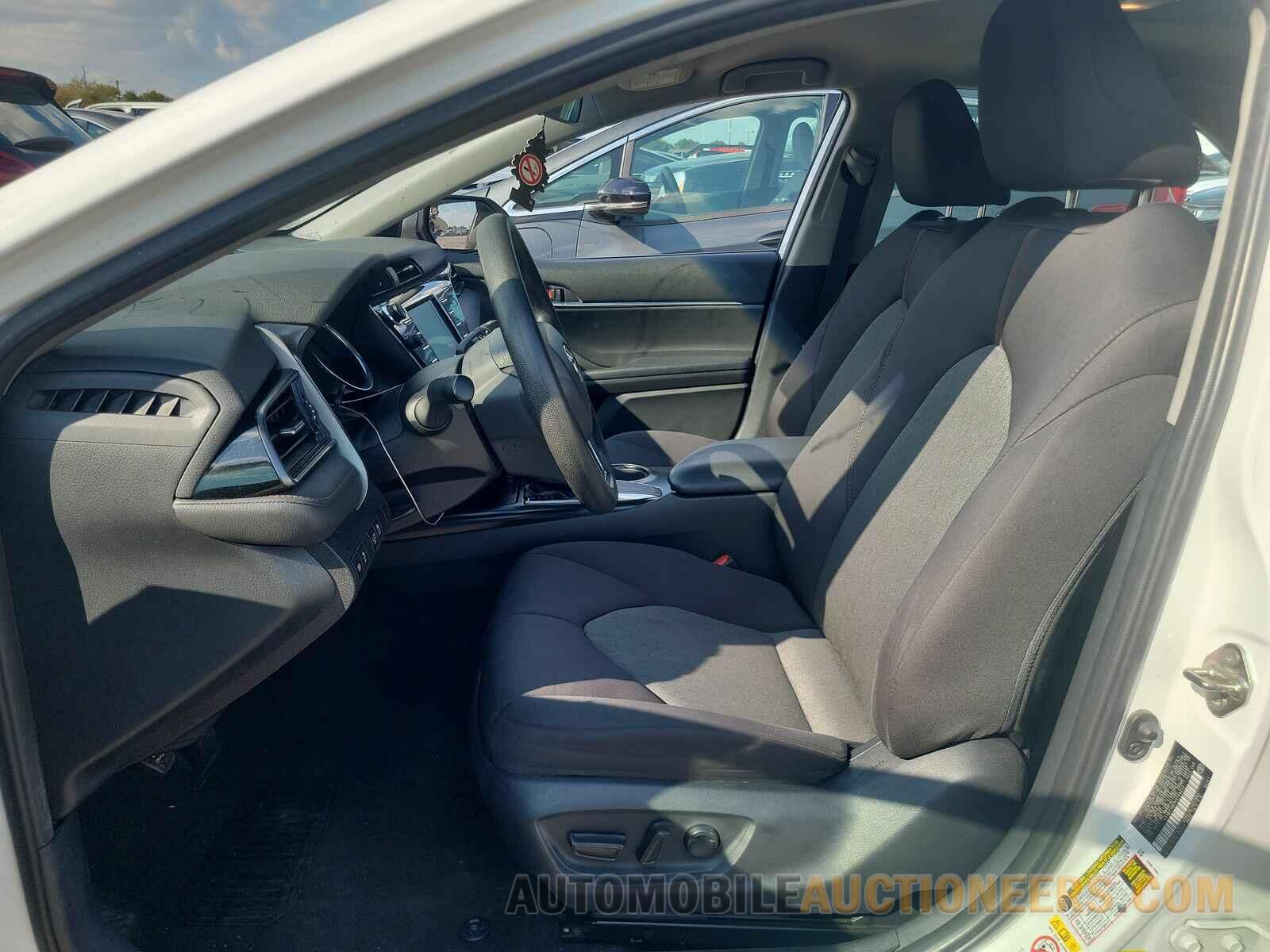 4T1B11HK7KU758233 Toyota Camry LE 2019