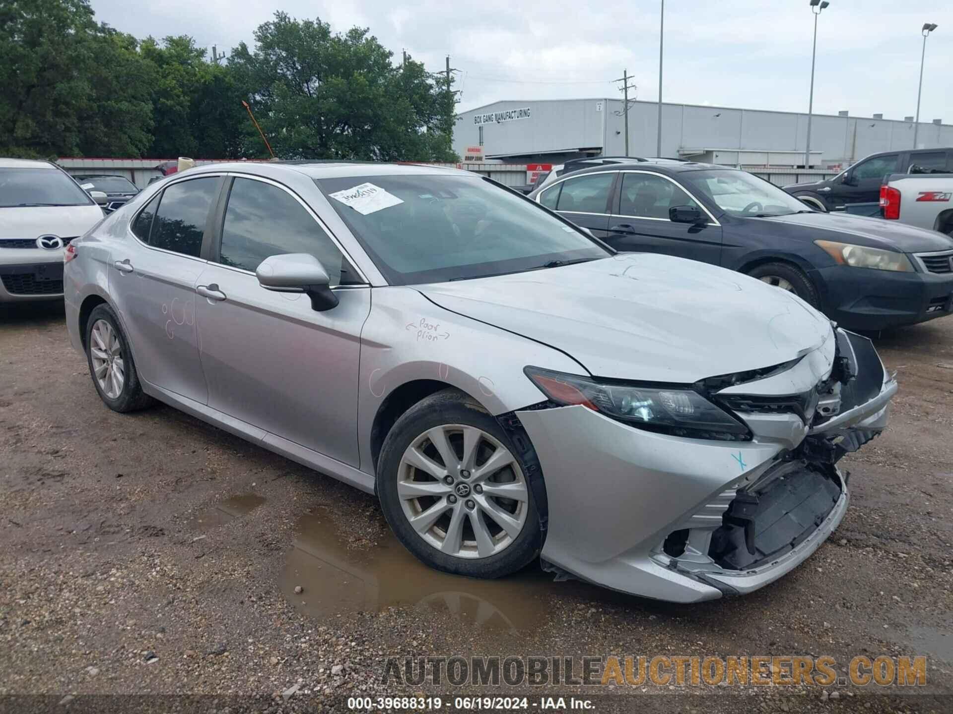 4T1B11HK8JU002036 TOYOTA CAMRY 2018