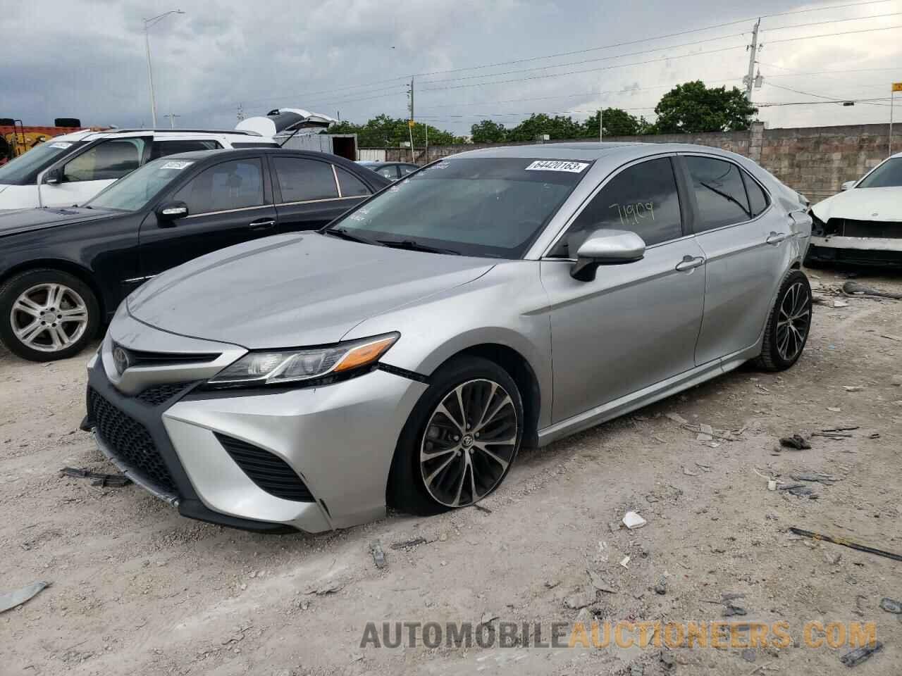 4T1B11HK8JU022562 TOYOTA CAMRY 2018