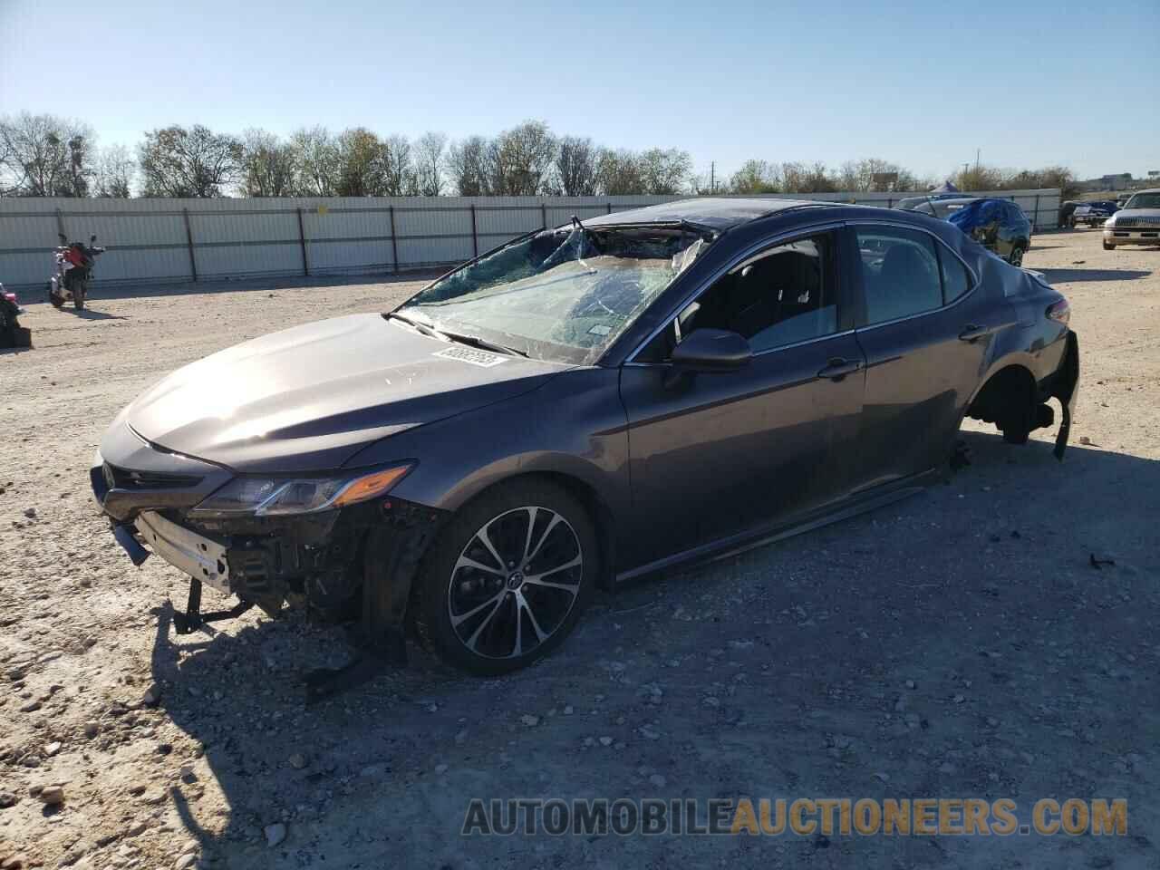 4T1B11HK8JU031214 TOYOTA CAMRY 2018