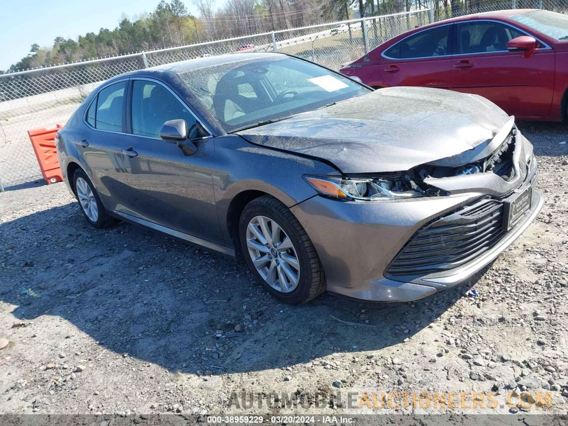 4T1B11HK8JU033299 TOYOTA CAMRY 2018