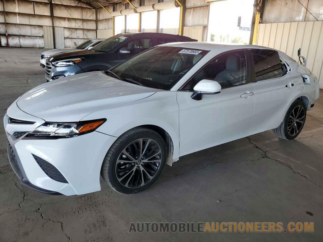 4T1B11HK8JU035165 TOYOTA CAMRY 2018