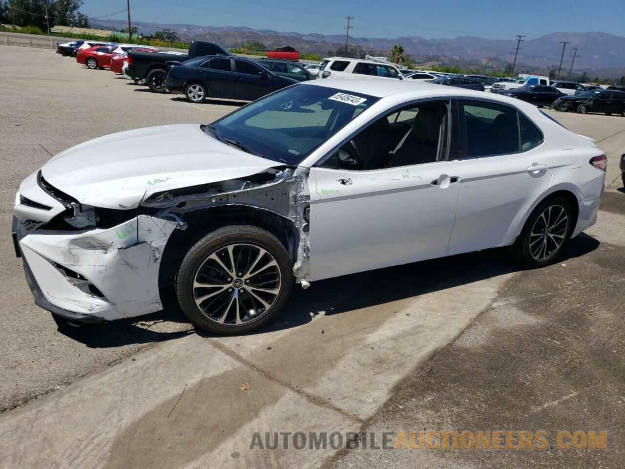 4T1B11HK8JU047915 TOYOTA CAMRY 2018