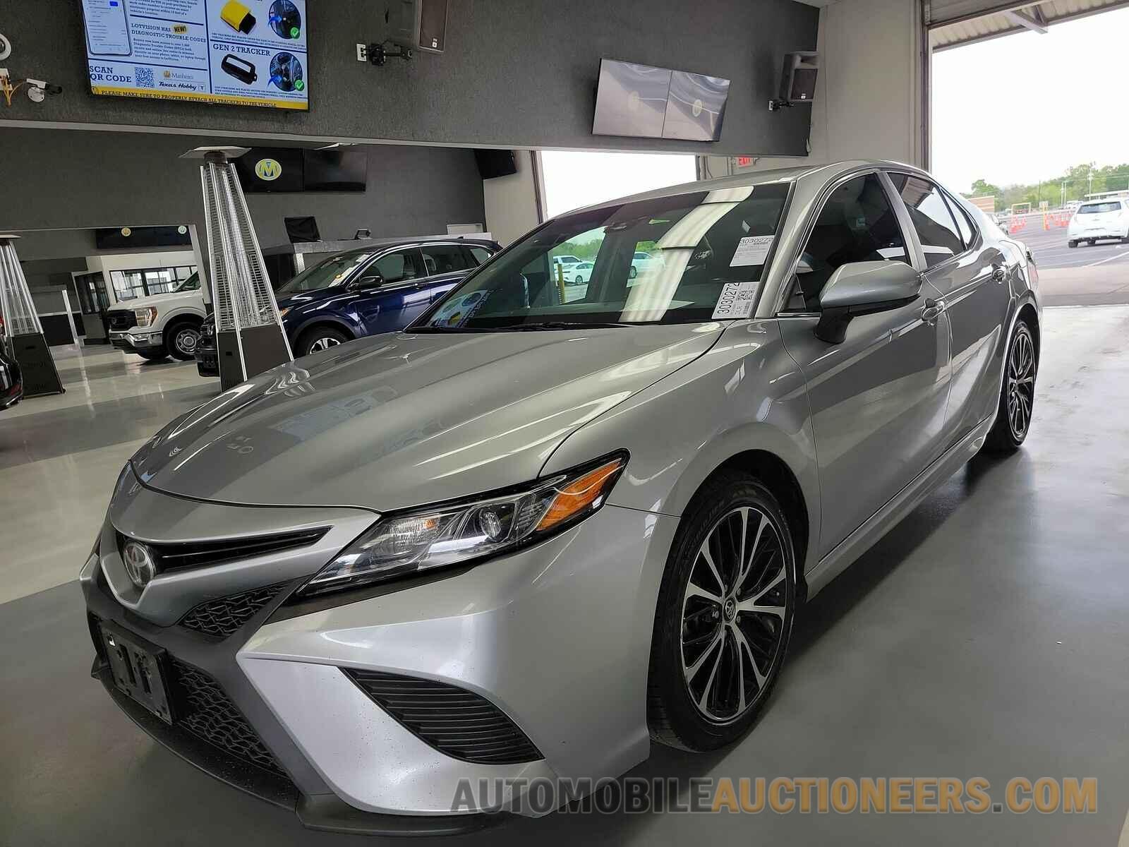 4T1B11HK8JU052581 Toyota Camry 2018