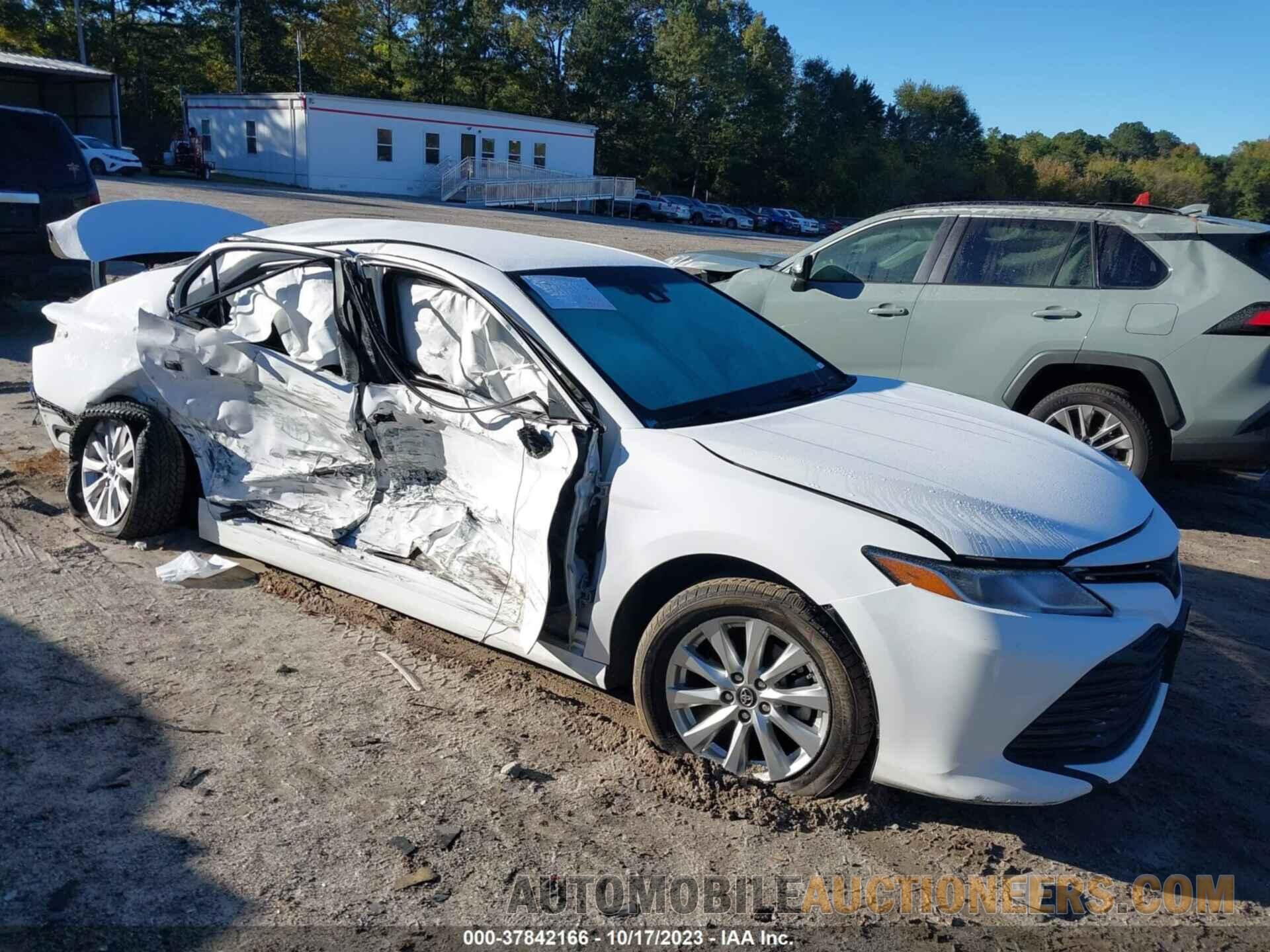 4T1B11HK8JU058462 TOYOTA CAMRY 2018