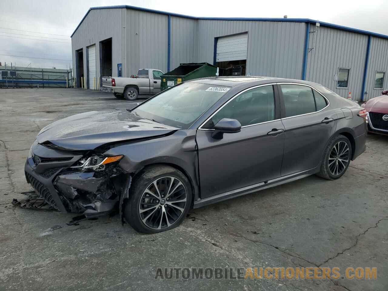 4T1B11HK8JU064116 TOYOTA CAMRY 2018