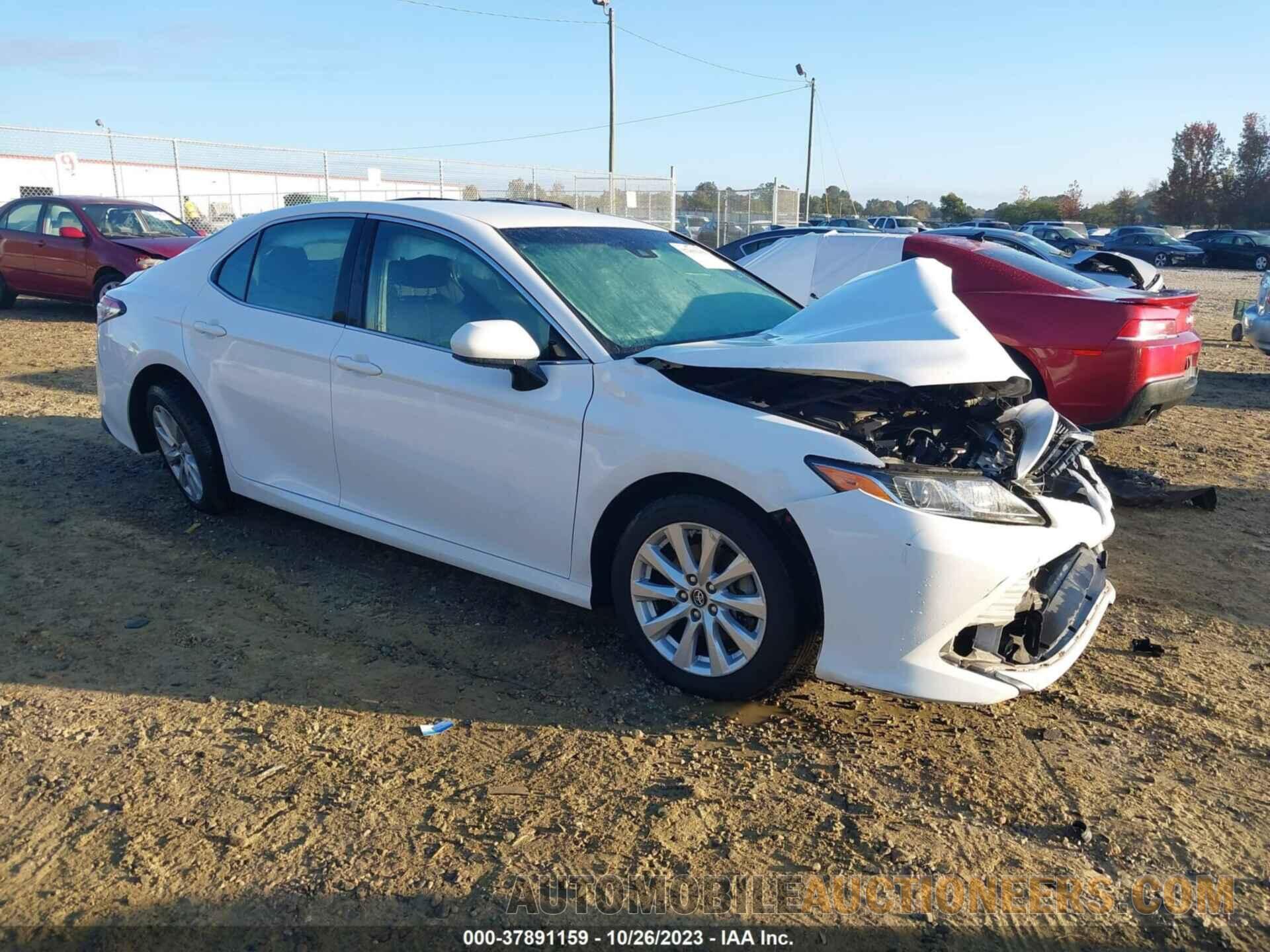 4T1B11HK8JU065623 TOYOTA CAMRY 2018