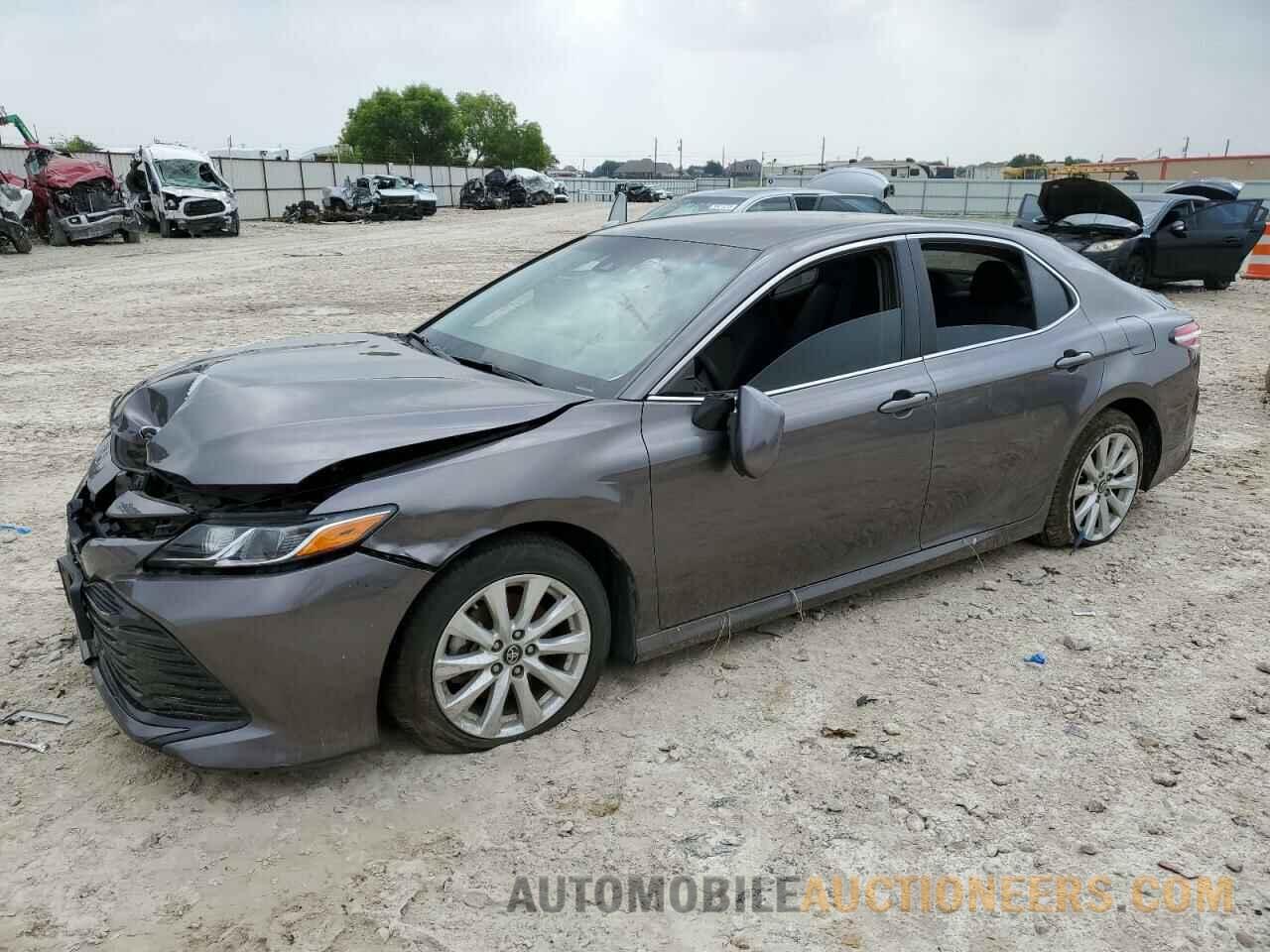 4T1B11HK8JU067582 TOYOTA CAMRY 2018