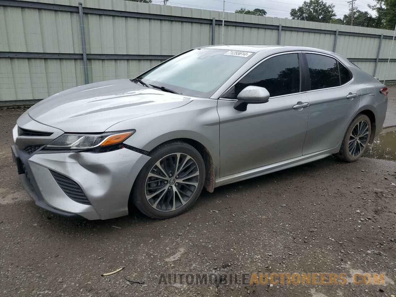 4T1B11HK8JU070563 TOYOTA CAMRY 2018