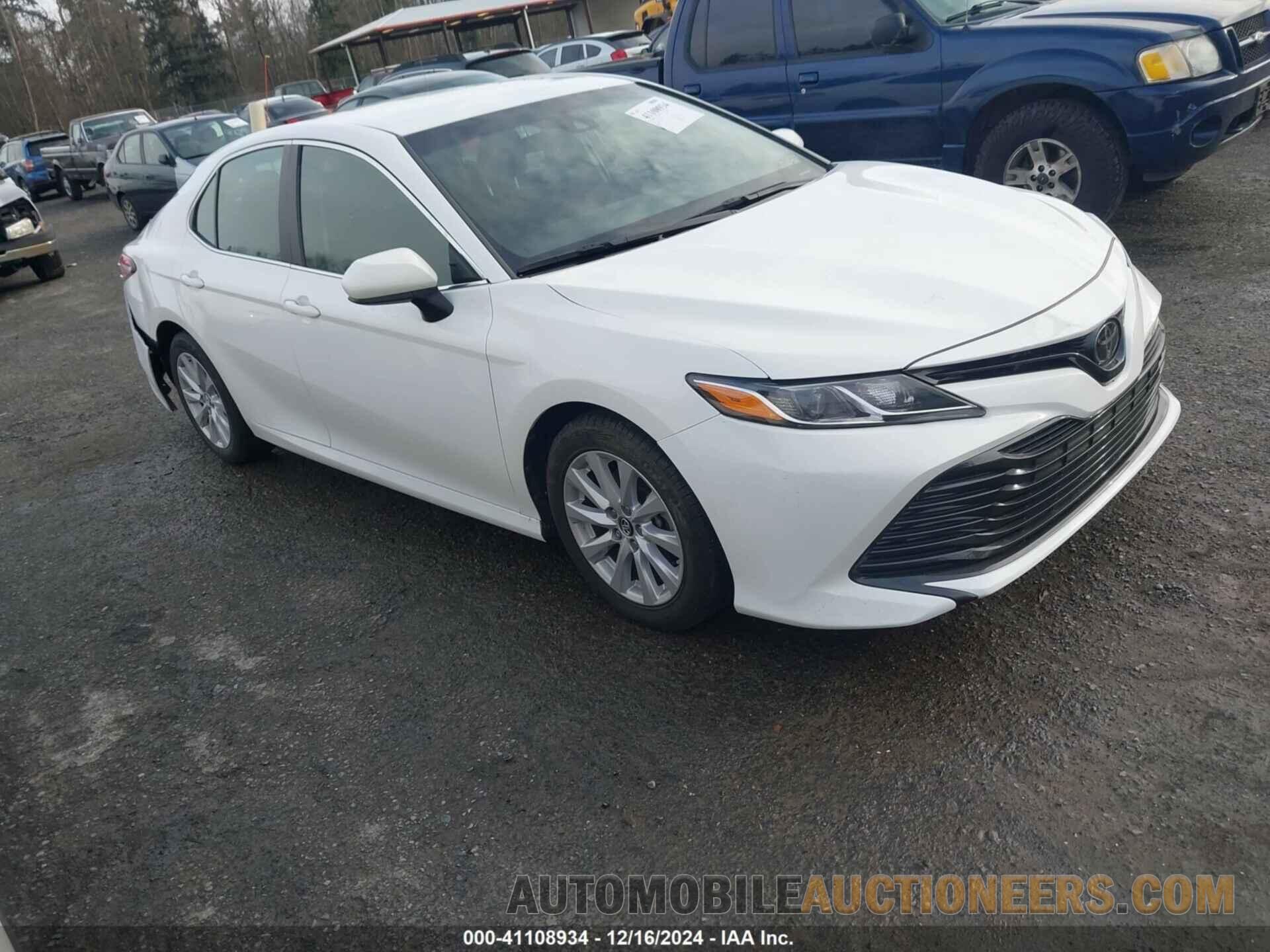 4T1B11HK8JU073043 TOYOTA CAMRY 2018