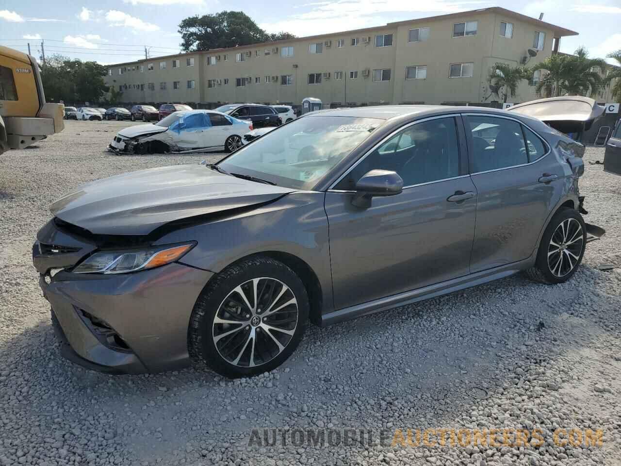 4T1B11HK8JU073723 TOYOTA CAMRY 2018