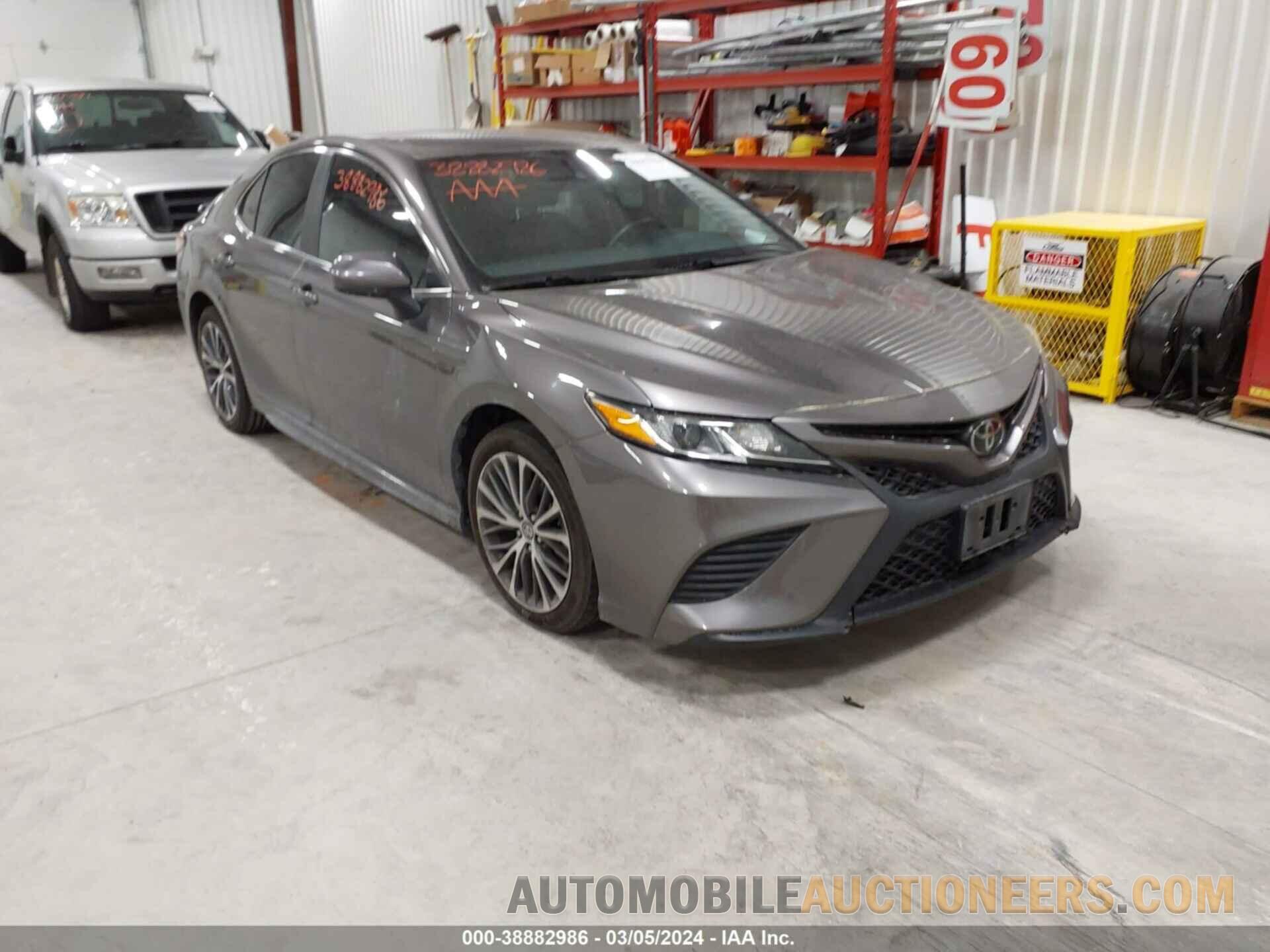 4T1B11HK8JU075004 TOYOTA CAMRY 2018