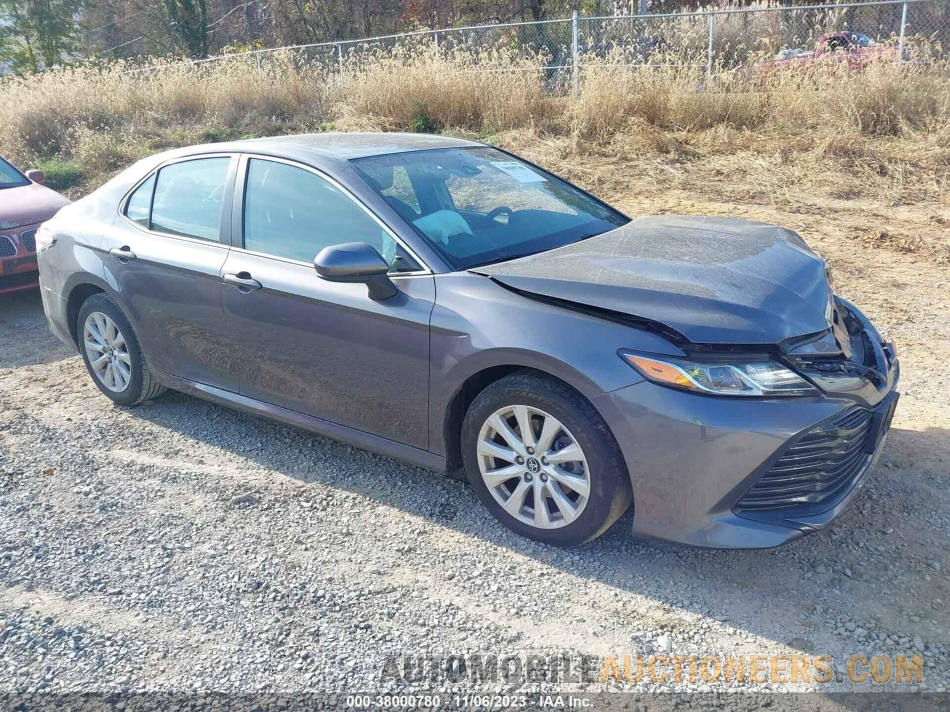 4T1B11HK8JU075942 TOYOTA CAMRY 2018