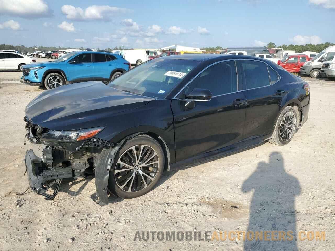 4T1B11HK8JU083393 TOYOTA CAMRY 2018