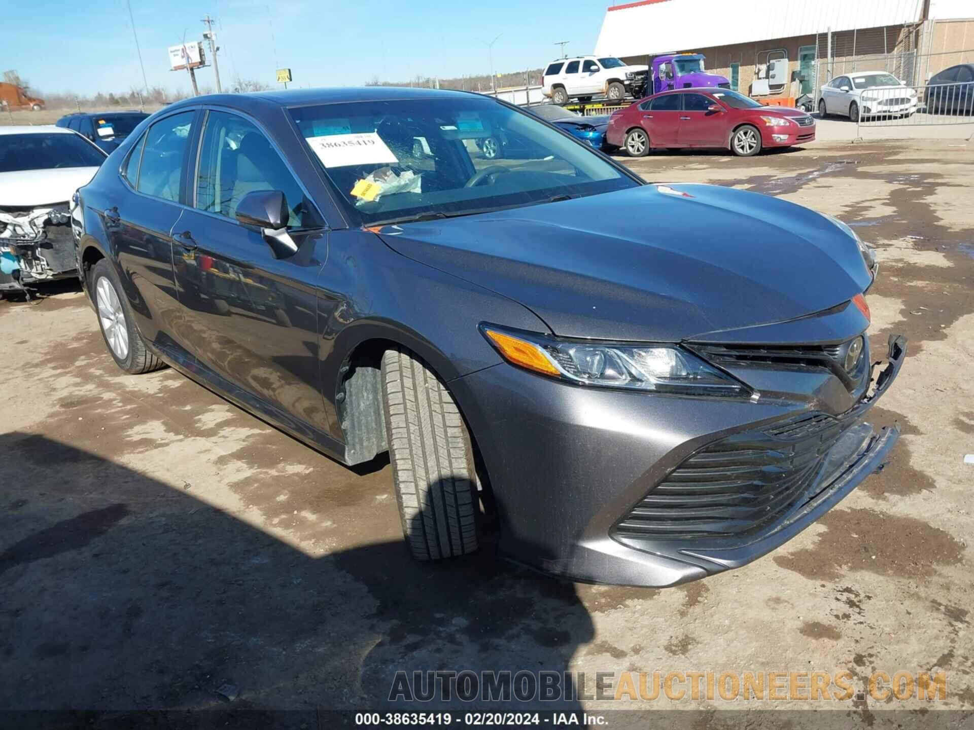 4T1B11HK8JU085001 TOYOTA CAMRY 2018