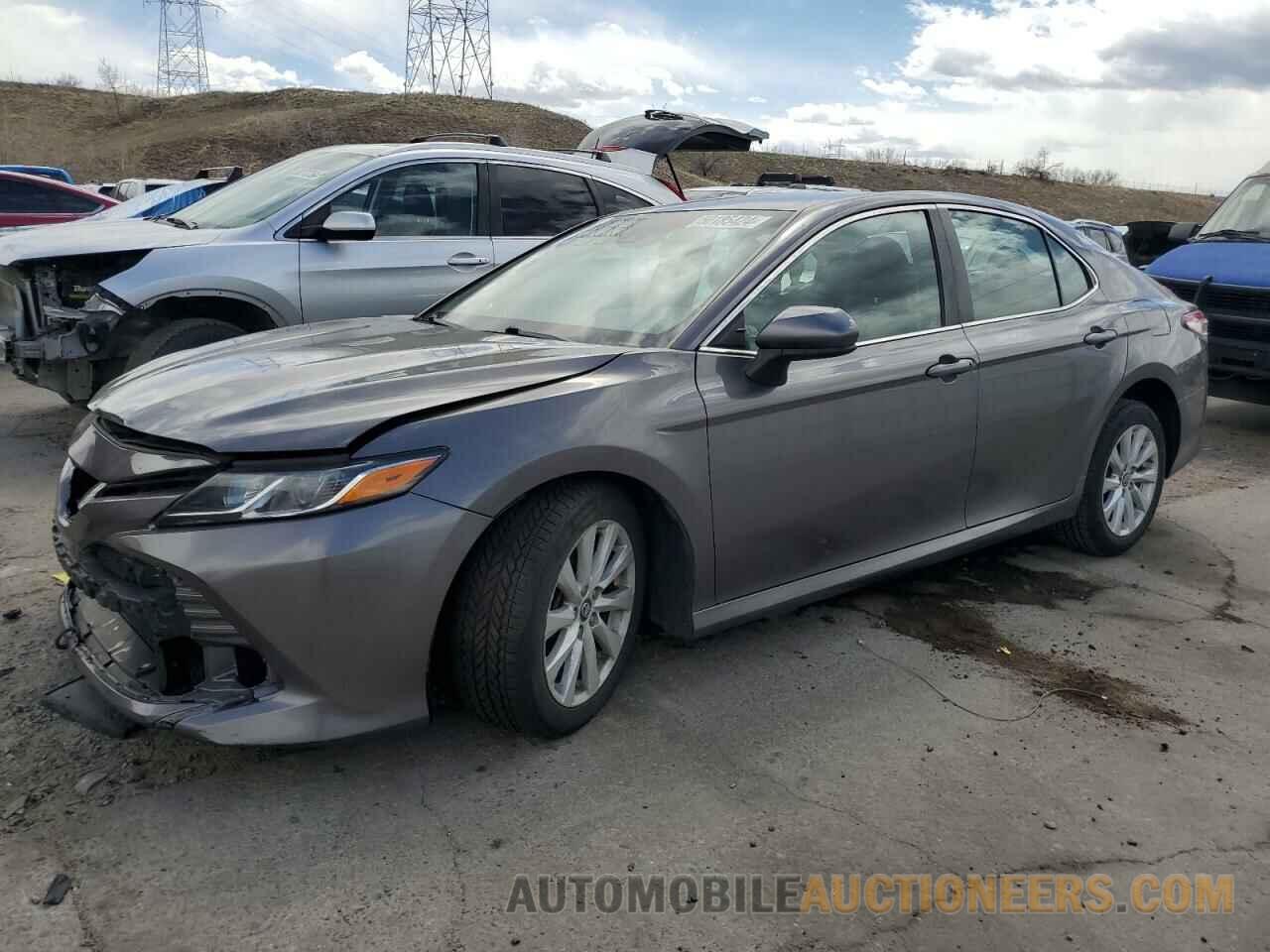 4T1B11HK8JU085726 TOYOTA CAMRY 2018