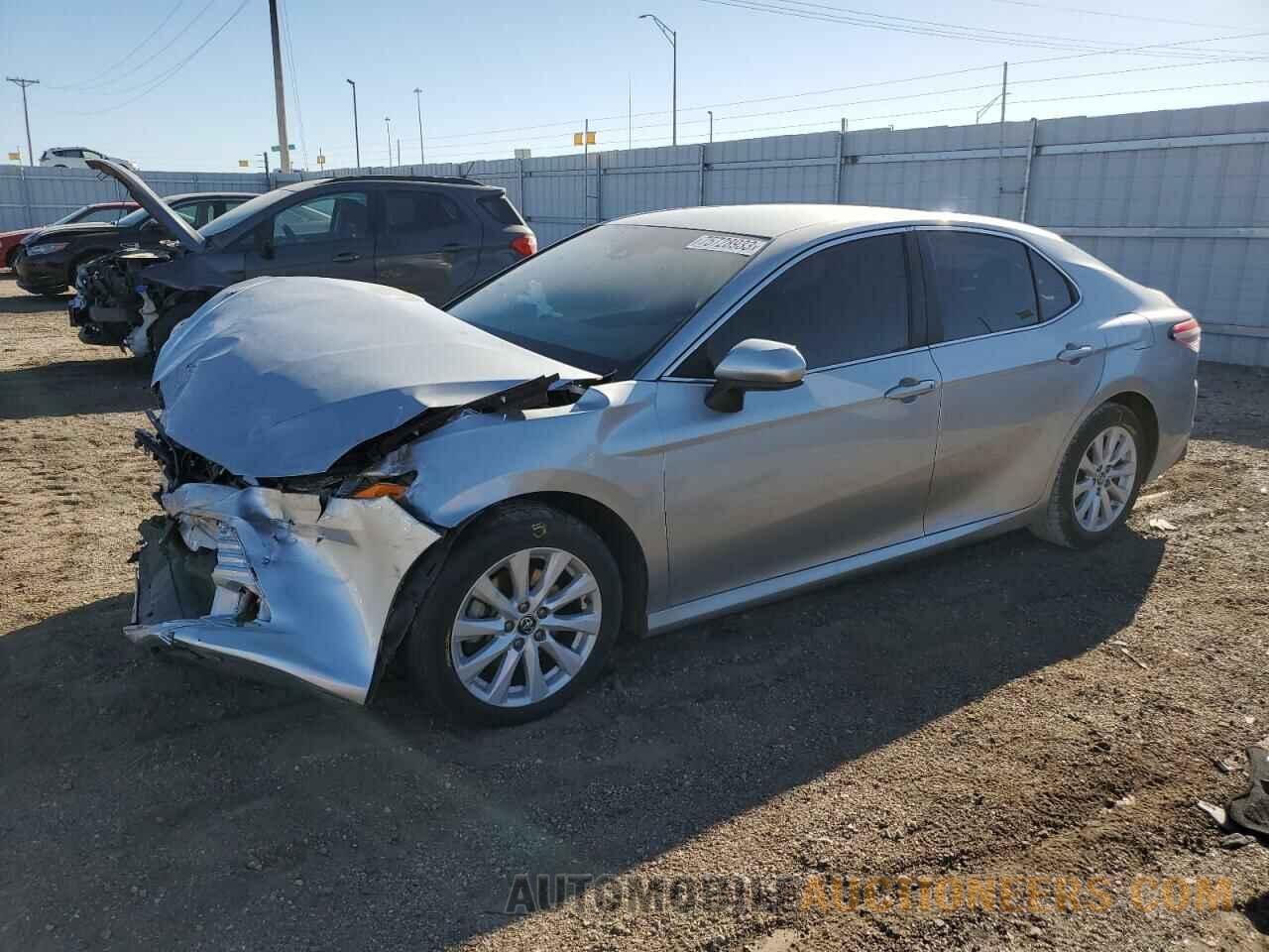 4T1B11HK8JU099657 TOYOTA CAMRY 2018