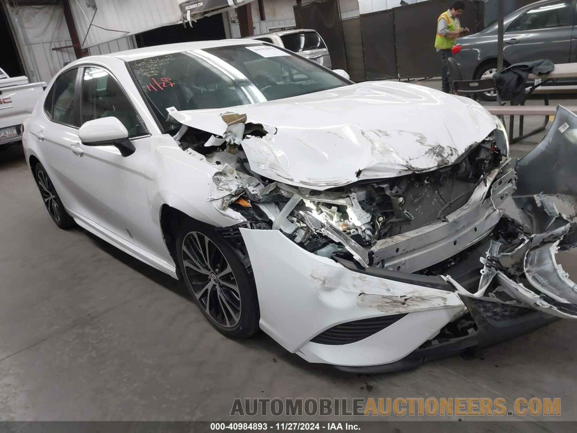 4T1B11HK8JU100161 TOYOTA CAMRY 2018