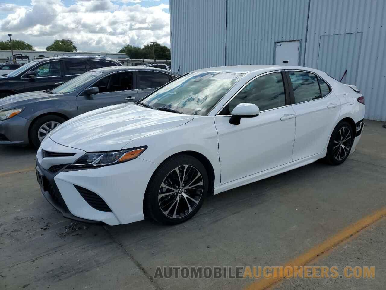 4T1B11HK8JU101648 TOYOTA CAMRY 2018