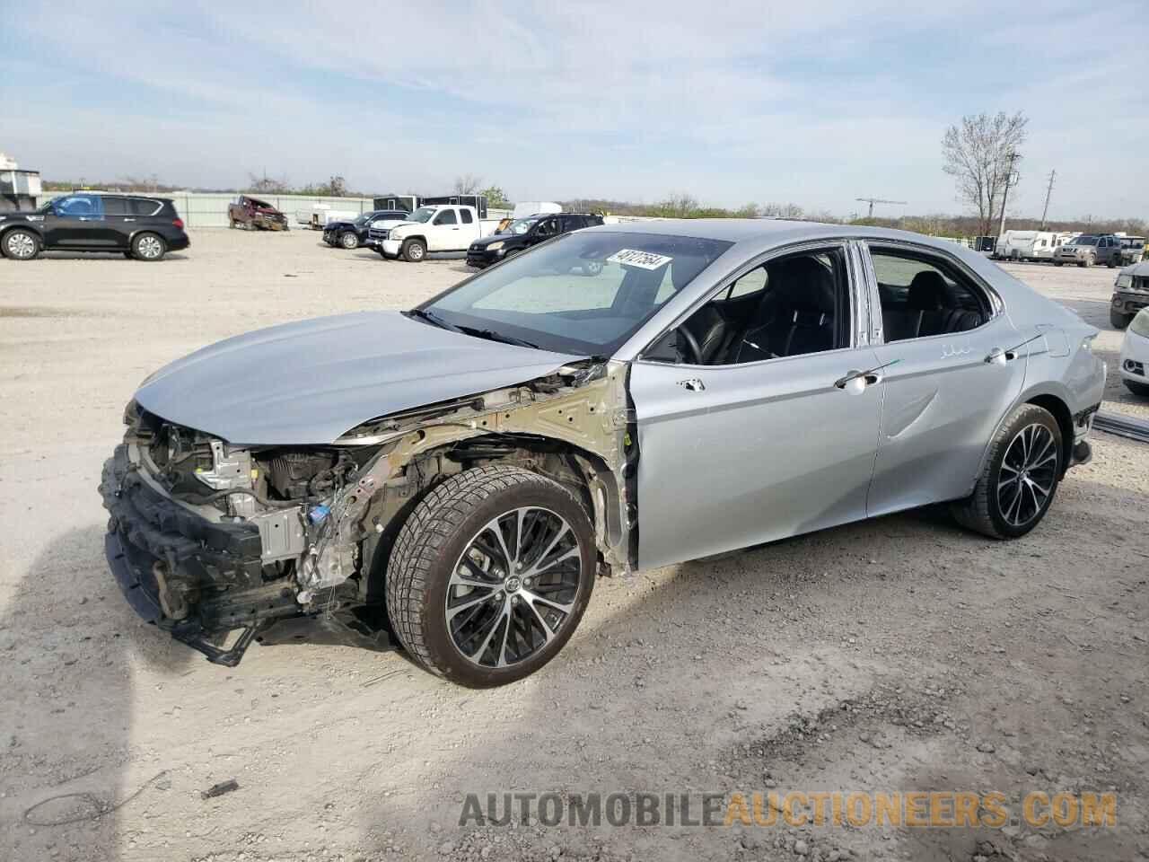 4T1B11HK8JU112424 TOYOTA CAMRY 2018