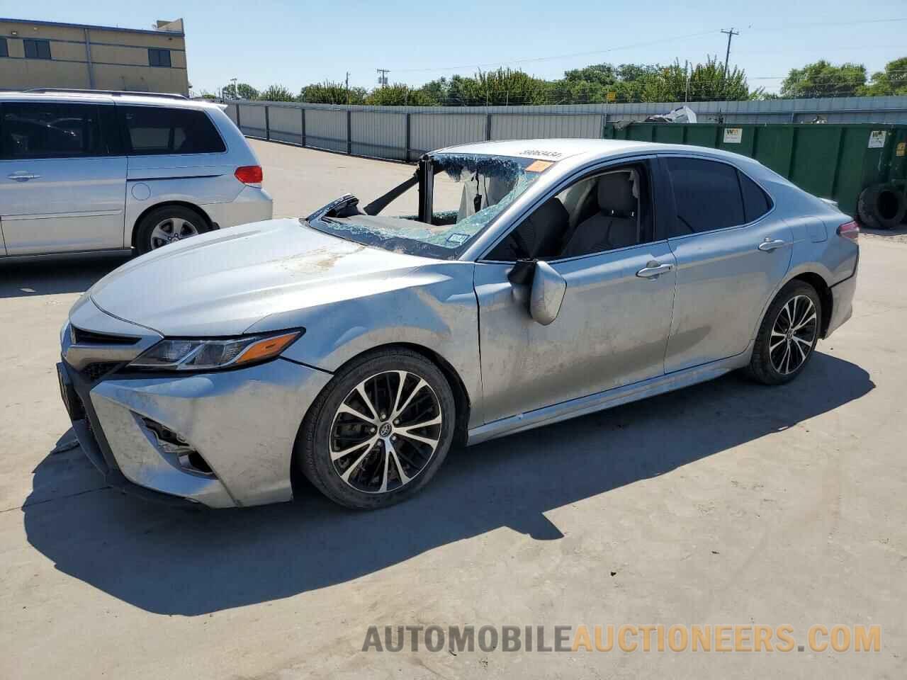 4T1B11HK8JU121575 TOYOTA CAMRY 2018