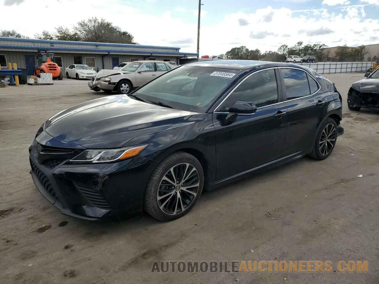 4T1B11HK8JU126453 TOYOTA CAMRY 2018