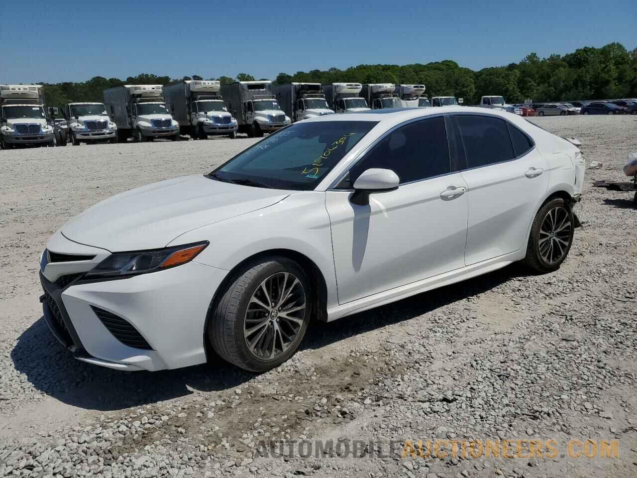 4T1B11HK8JU127585 TOYOTA CAMRY 2018