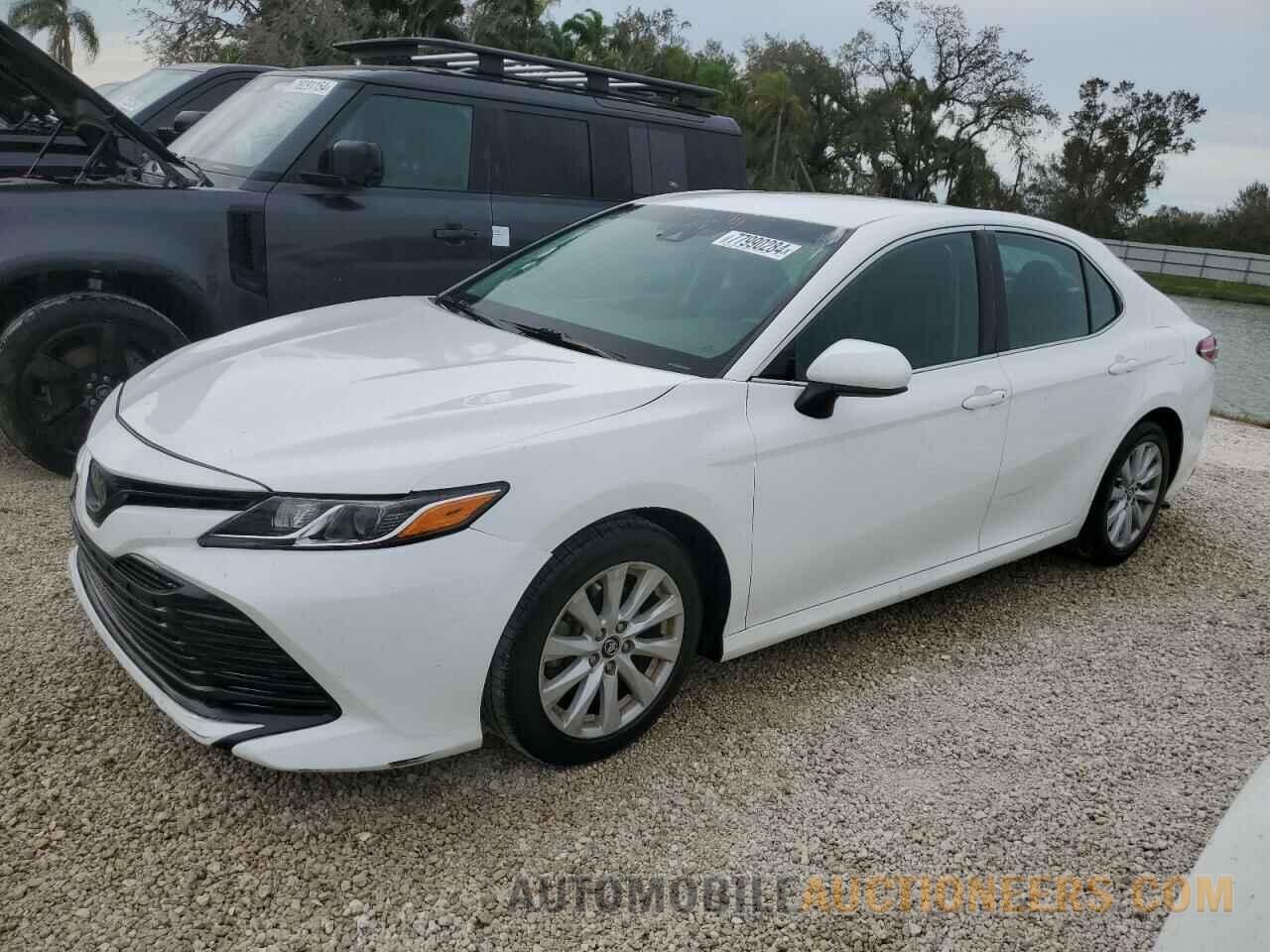 4T1B11HK8JU127876 TOYOTA CAMRY 2018