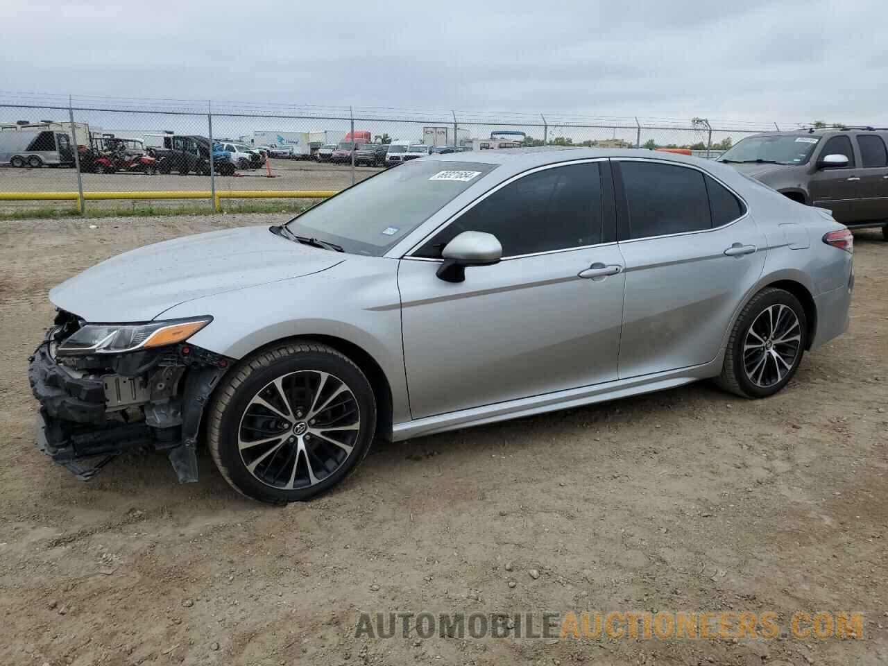 4T1B11HK8JU133841 TOYOTA CAMRY 2018