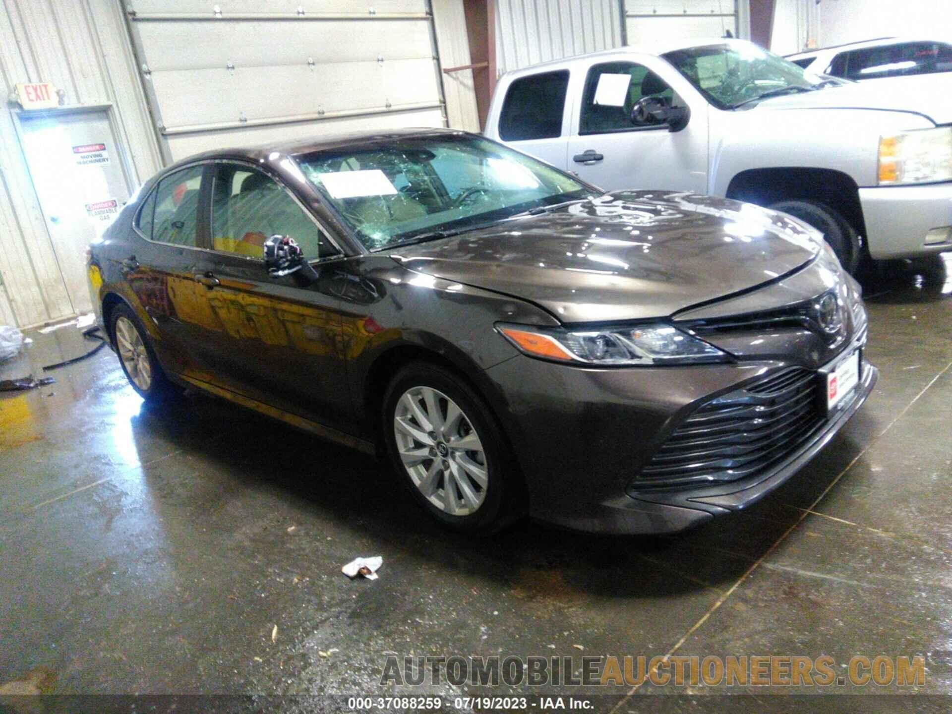 4T1B11HK8JU134133 TOYOTA CAMRY 2018