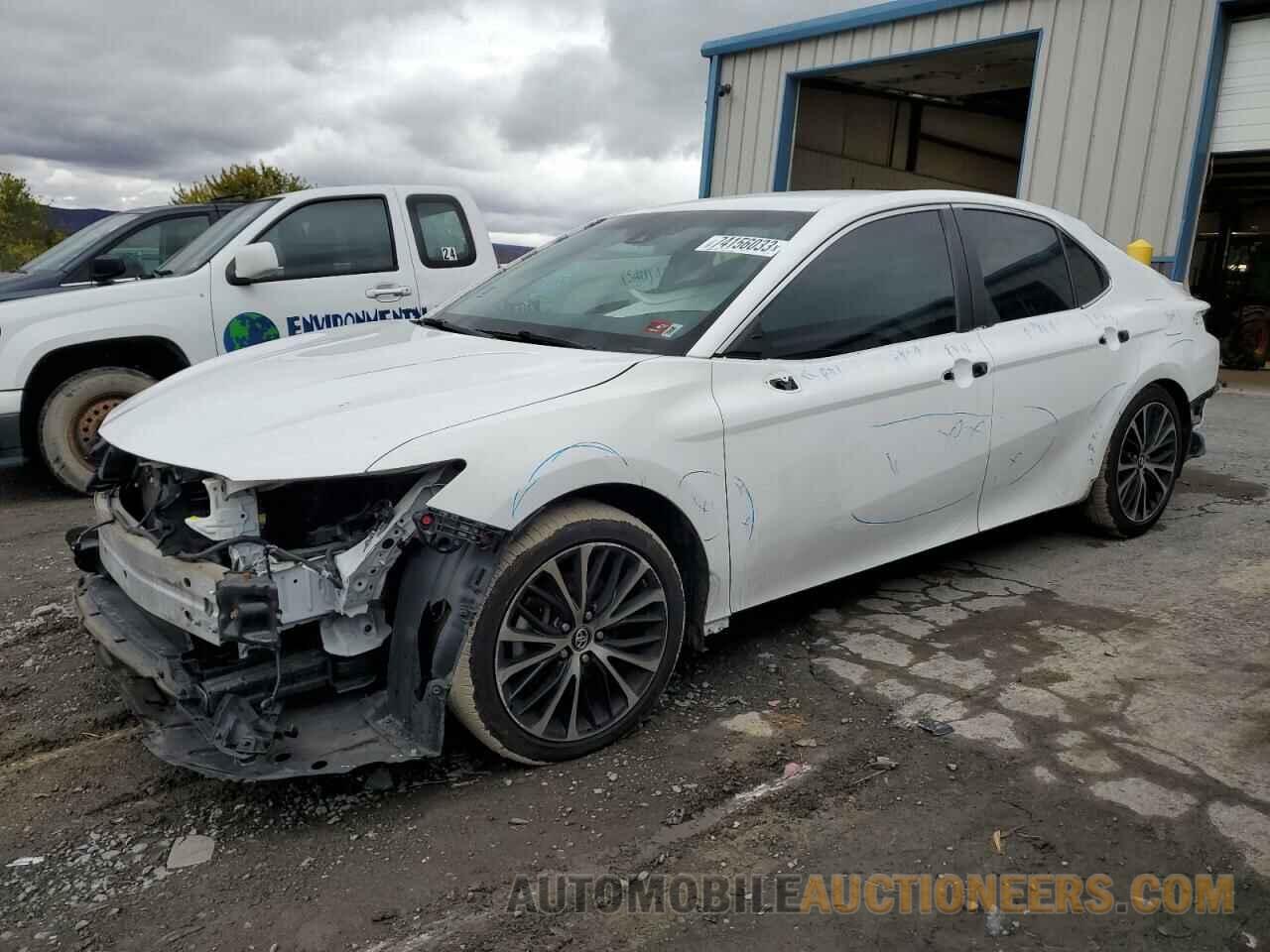 4T1B11HK8JU137985 TOYOTA CAMRY 2018