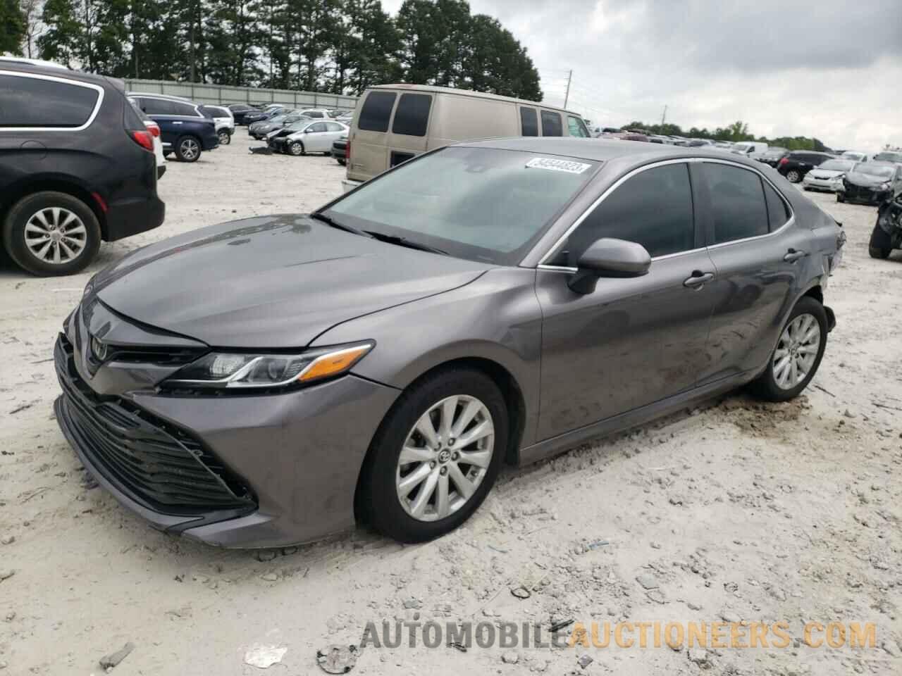 4T1B11HK8JU138621 TOYOTA CAMRY 2018