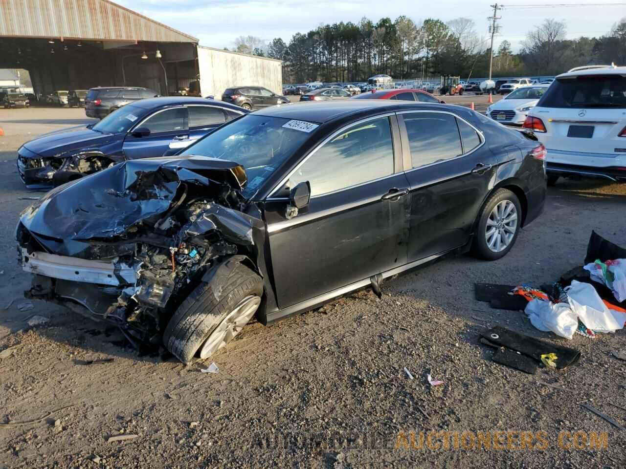 4T1B11HK8JU138800 TOYOTA CAMRY 2018