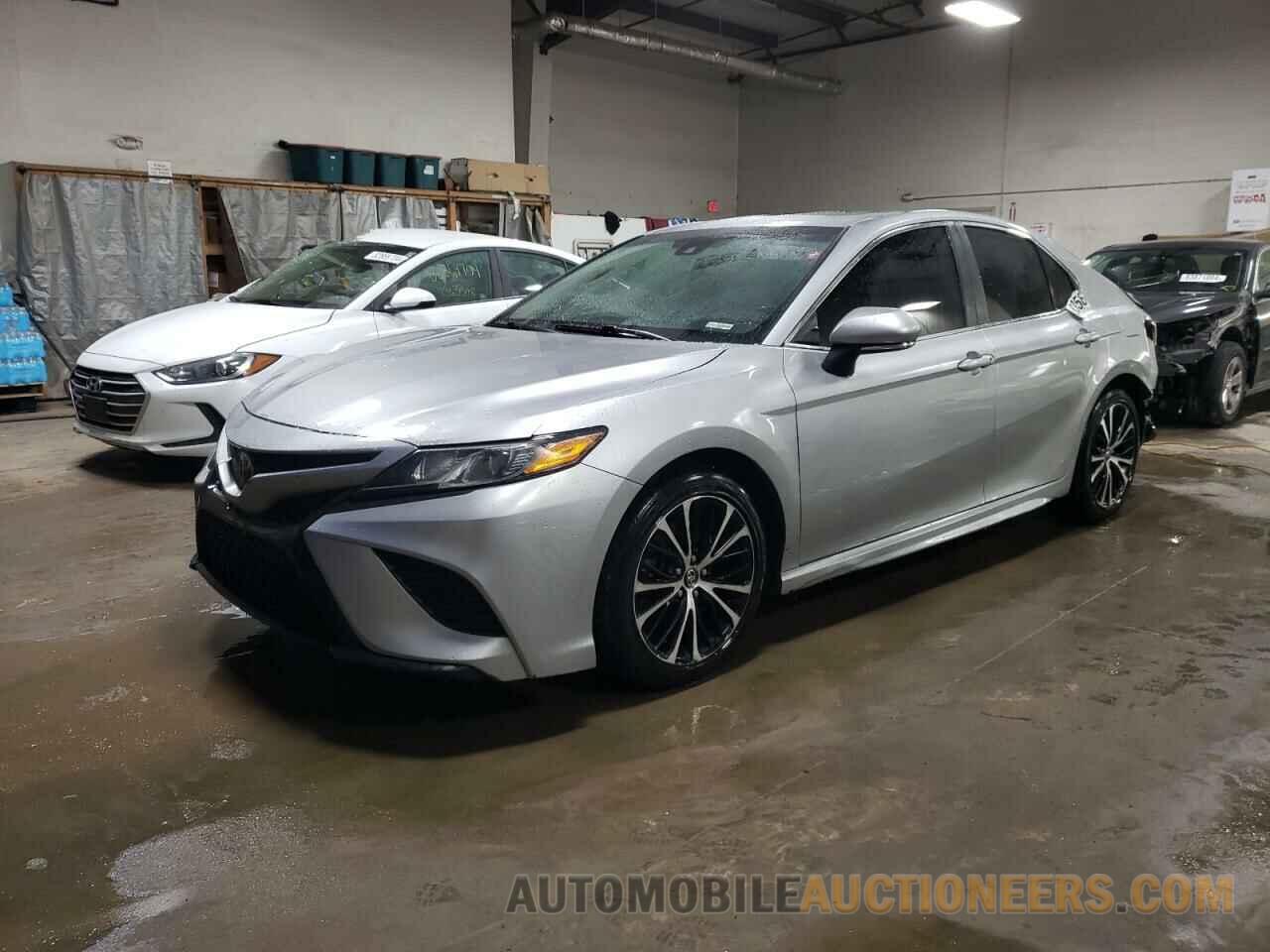 4T1B11HK8JU140417 TOYOTA CAMRY 2018