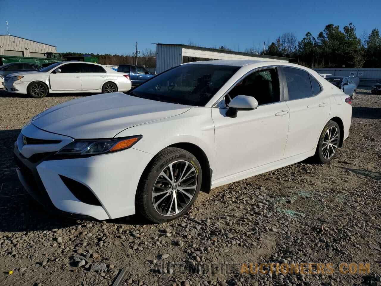 4T1B11HK8JU142703 TOYOTA CAMRY 2018