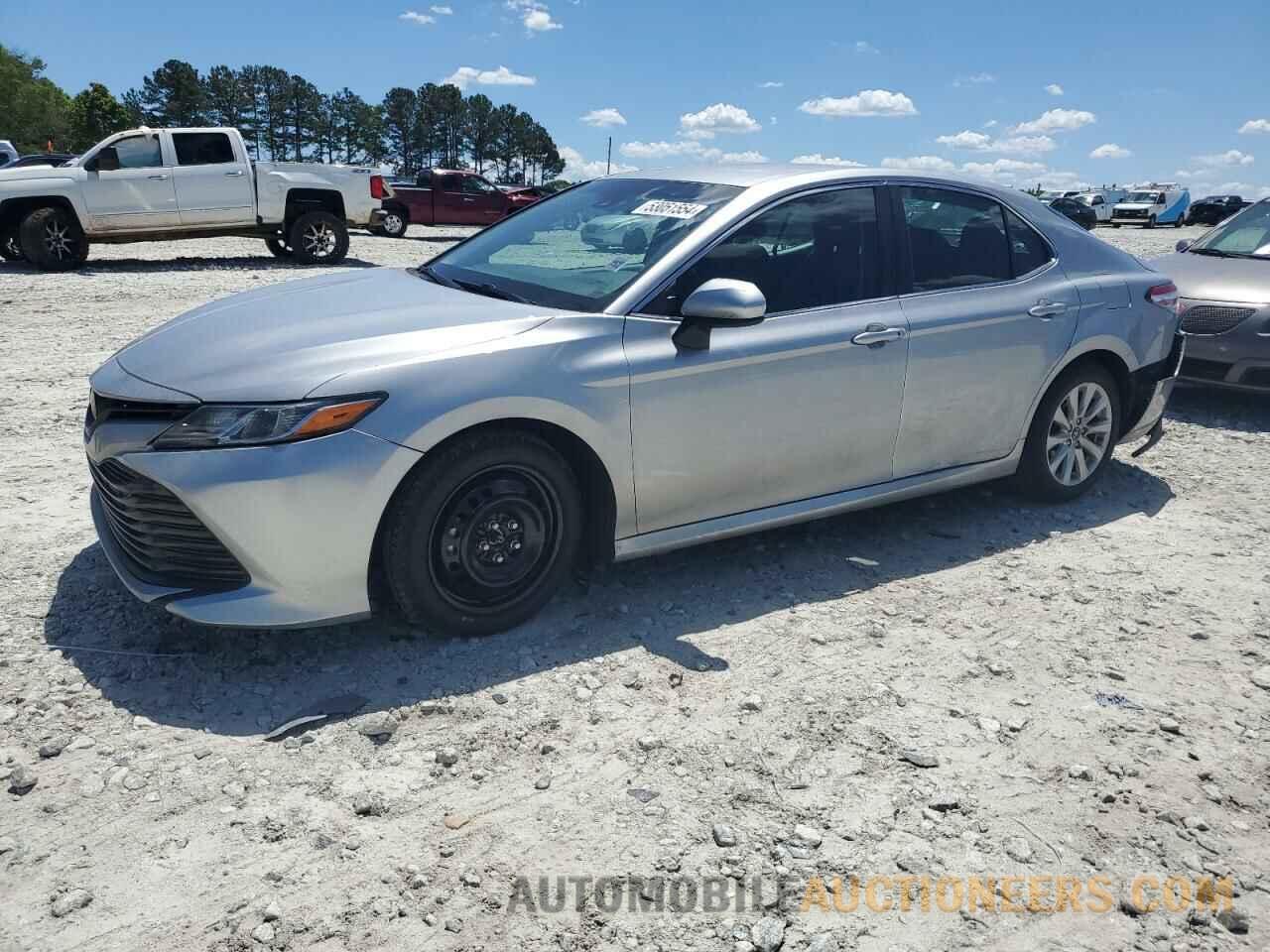 4T1B11HK8JU144211 TOYOTA CAMRY 2018