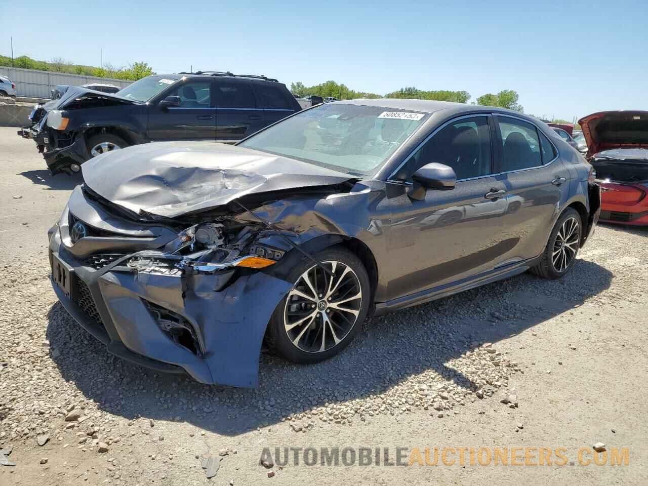 4T1B11HK8JU147142 TOYOTA CAMRY 2018