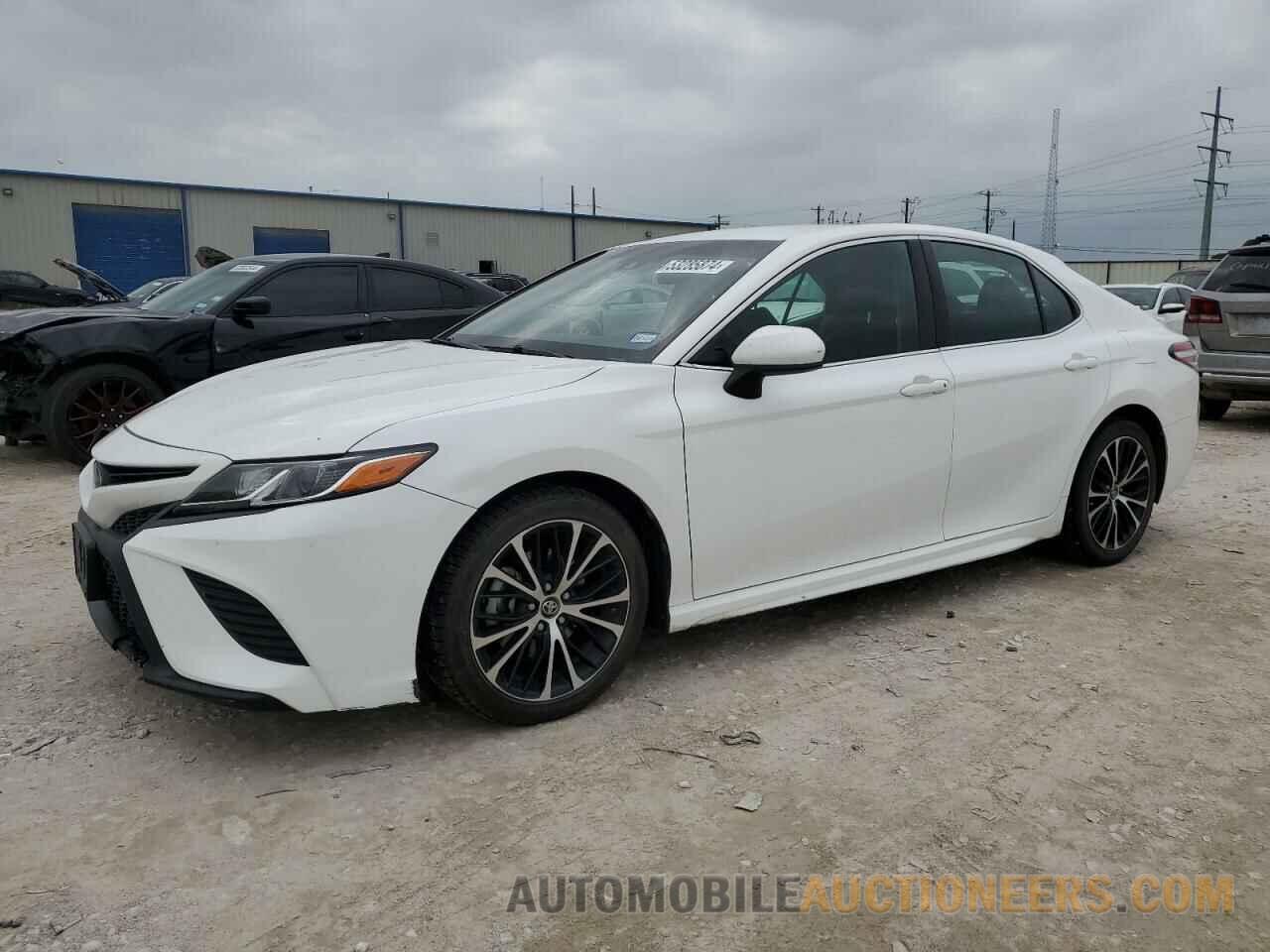 4T1B11HK8JU500172 TOYOTA CAMRY 2018