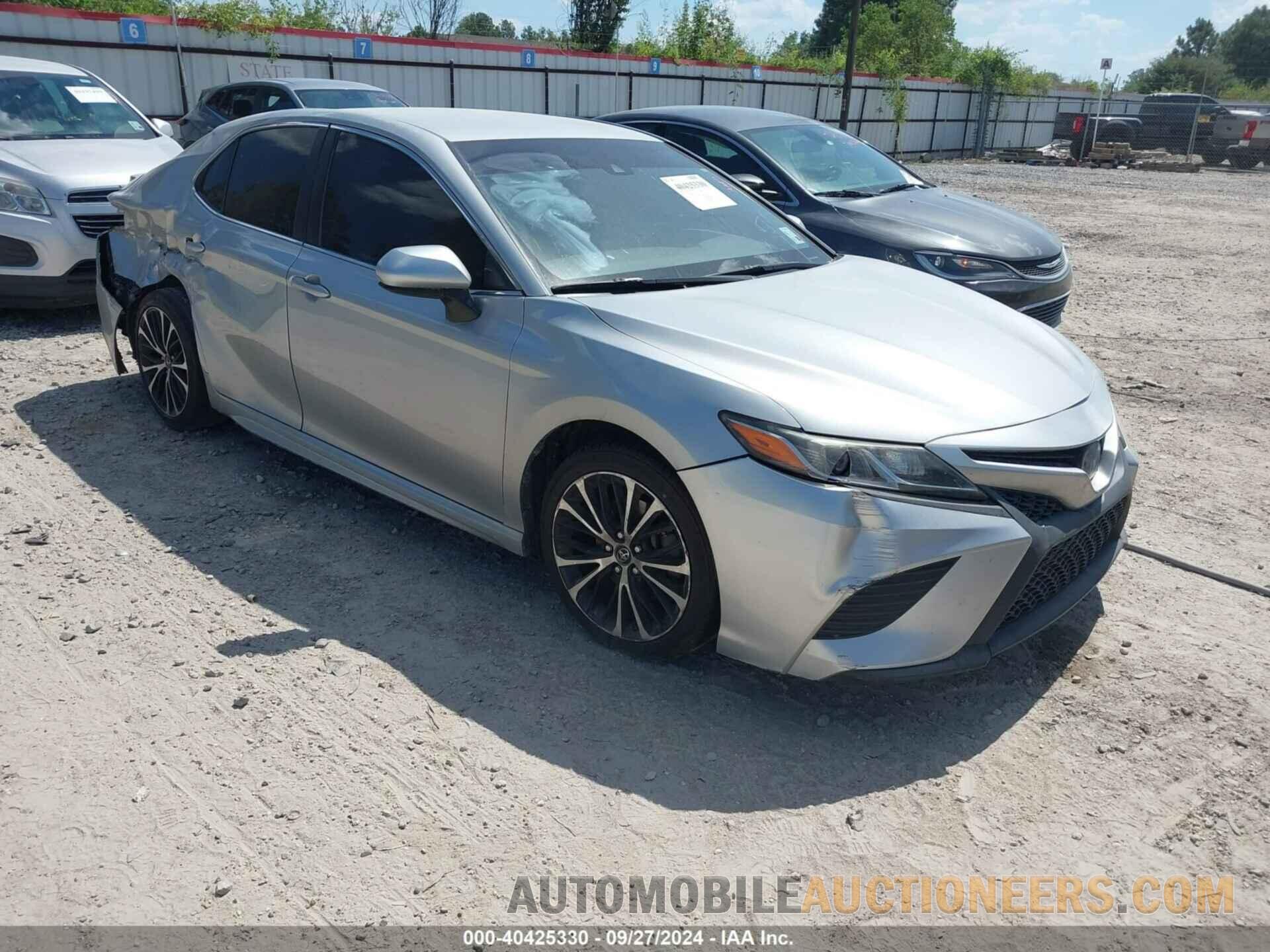 4T1B11HK8JU500561 TOYOTA CAMRY 2018