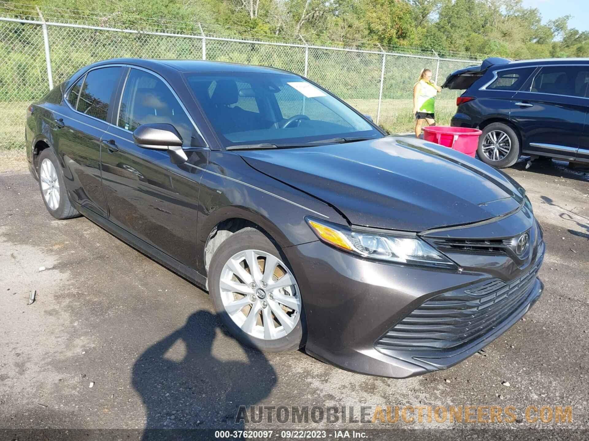 4T1B11HK8JU503198 TOYOTA CAMRY 2018