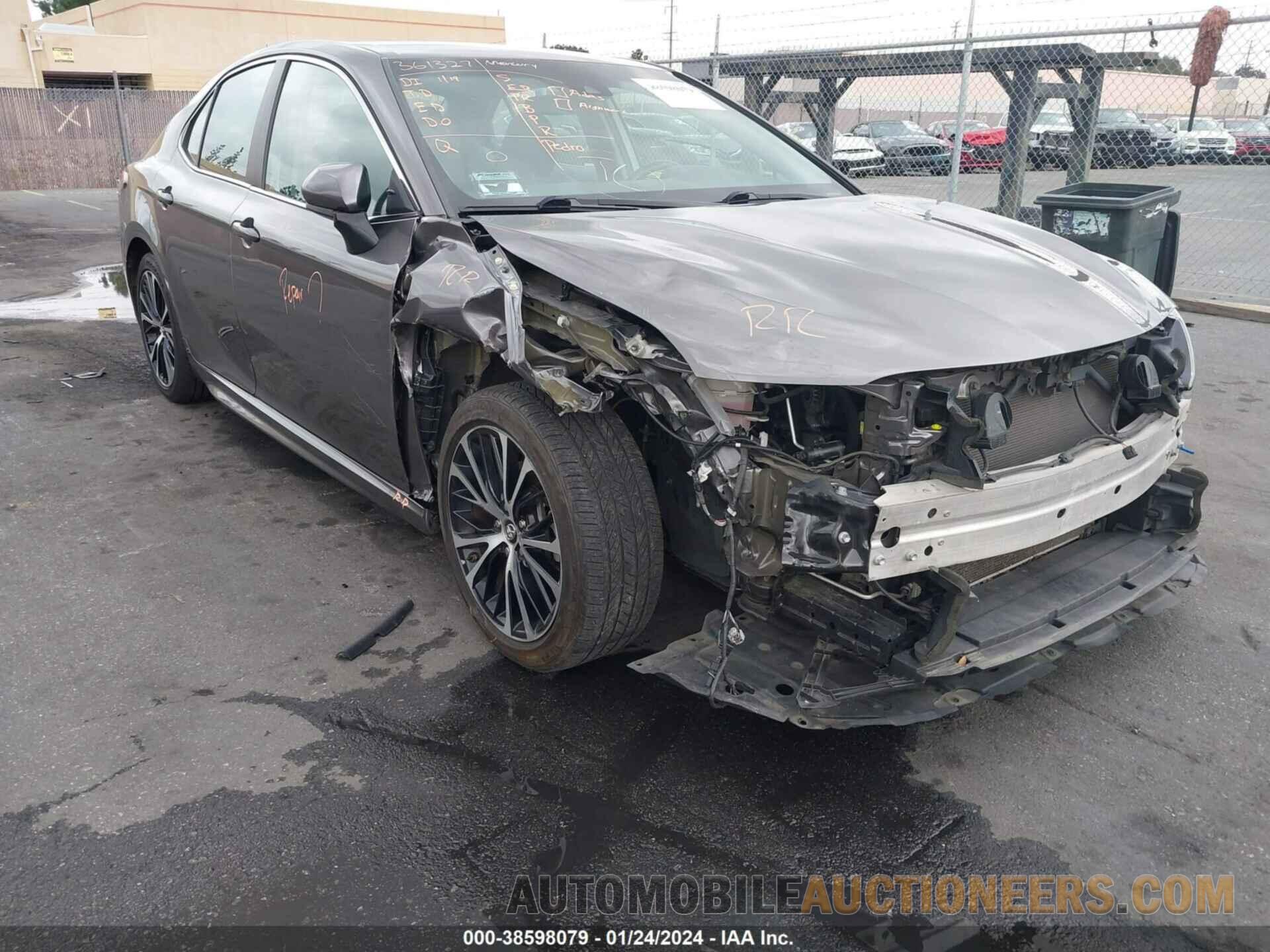 4T1B11HK8JU506117 TOYOTA CAMRY 2018