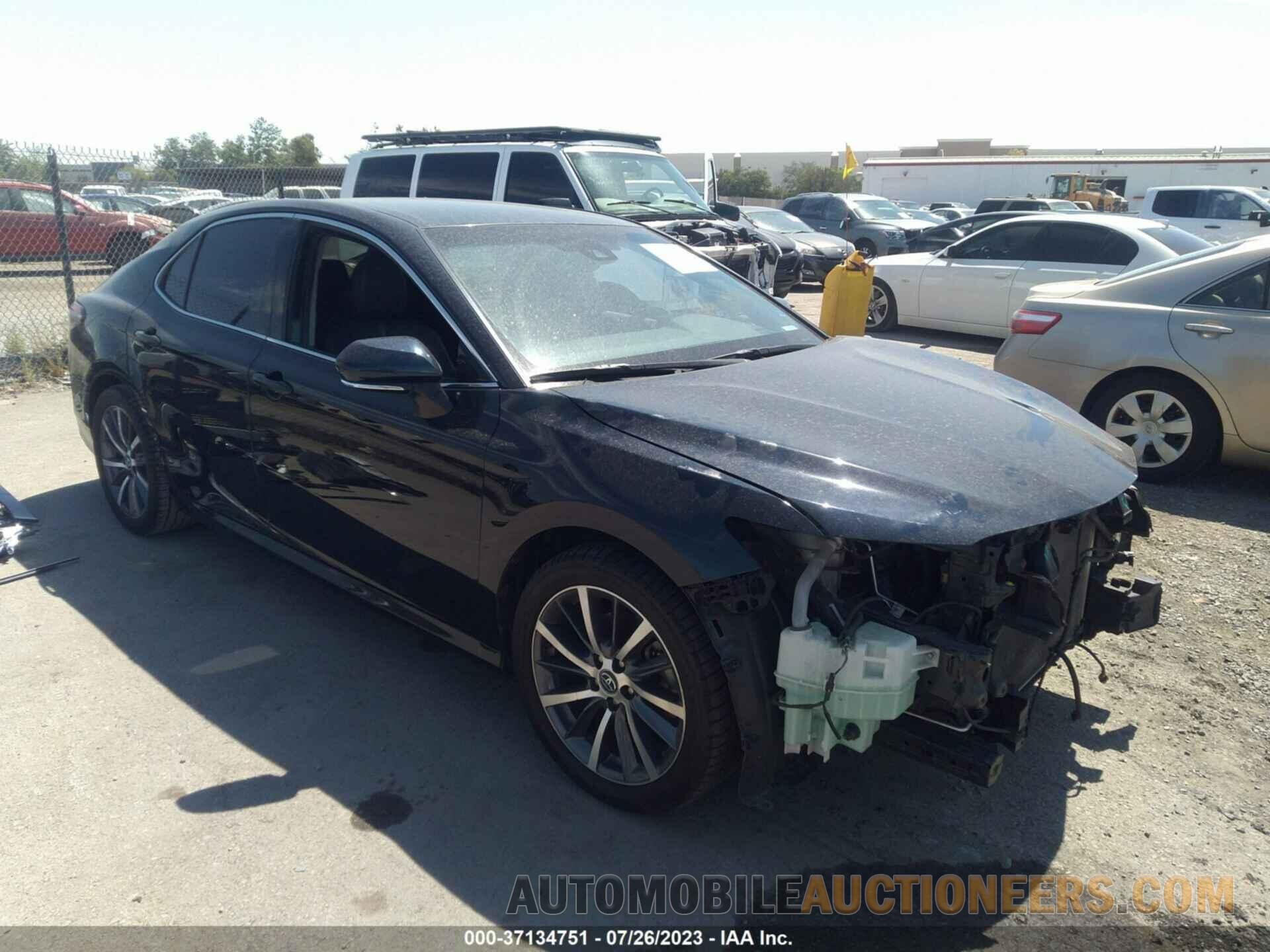 4T1B11HK8JU521720 TOYOTA CAMRY 2018